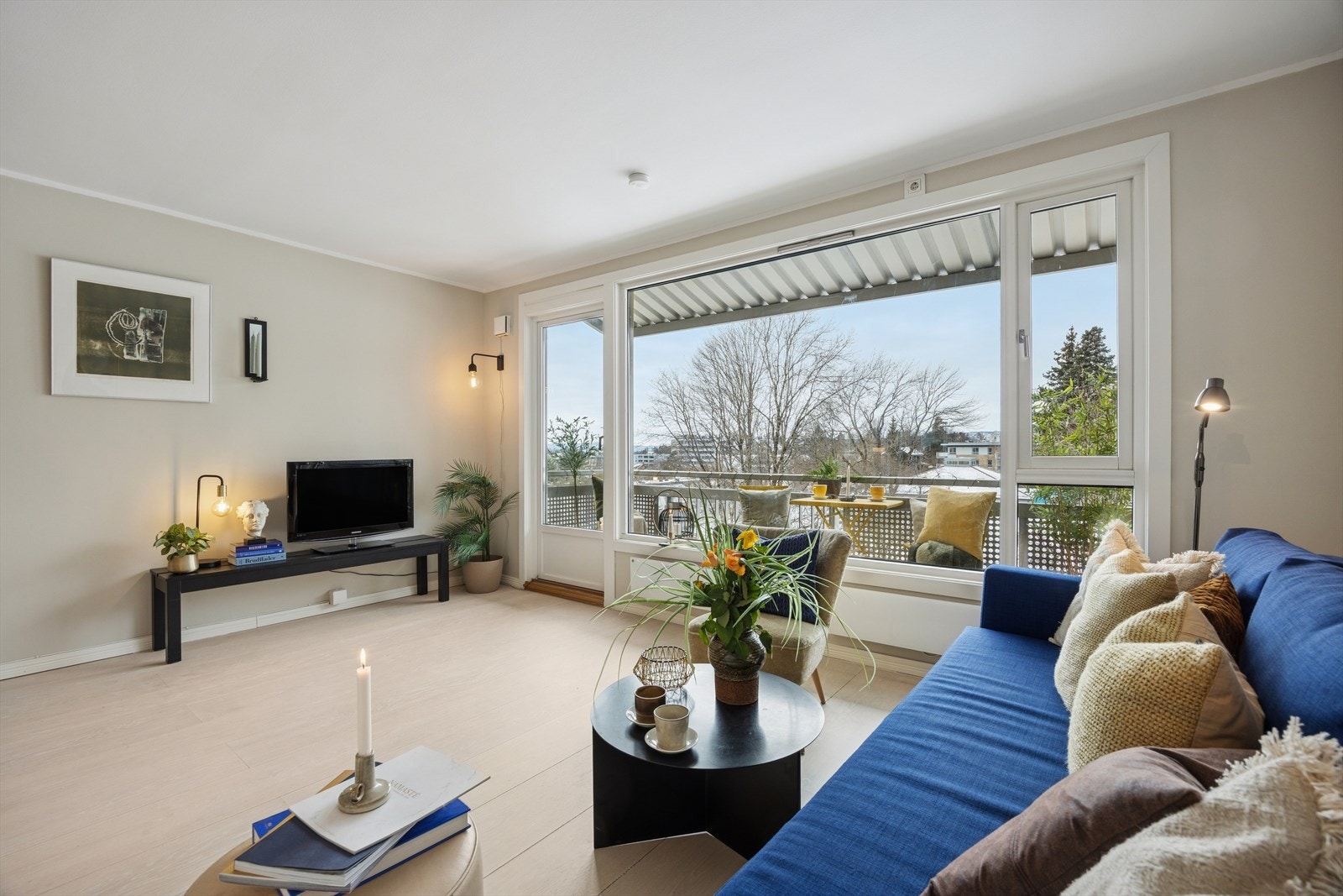 Det er utgang til solrik vestvendt balkong med flott utsyn! Det er god plass i stuen for sofa og møblemang. Galleribilde