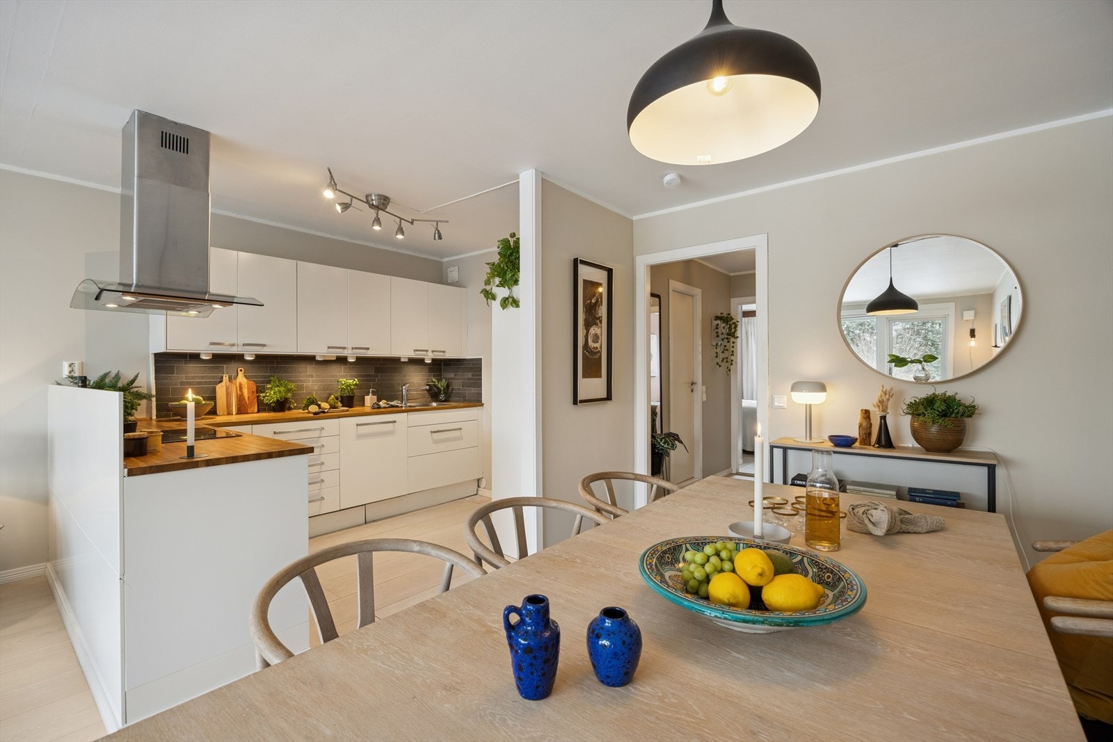 Romslig kjøkken som er åpen mot stuen. Gjør at stue og kjøkken blir et hyggelig sosialt rom. Galleribilde