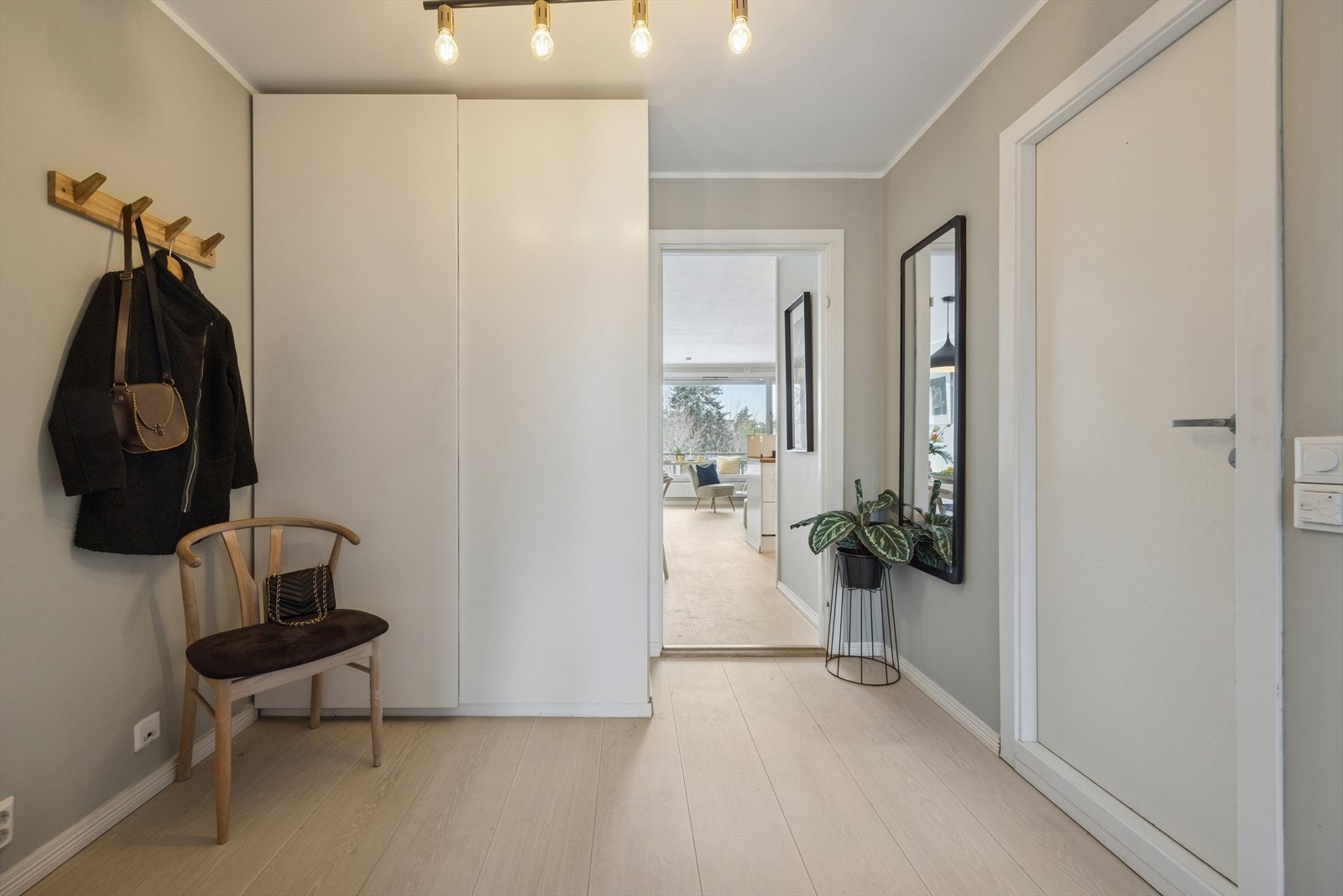 Velkommen inn. Entre/gang med inngang til alle rom. Skyvedørsgarderobe. Galleribilde
