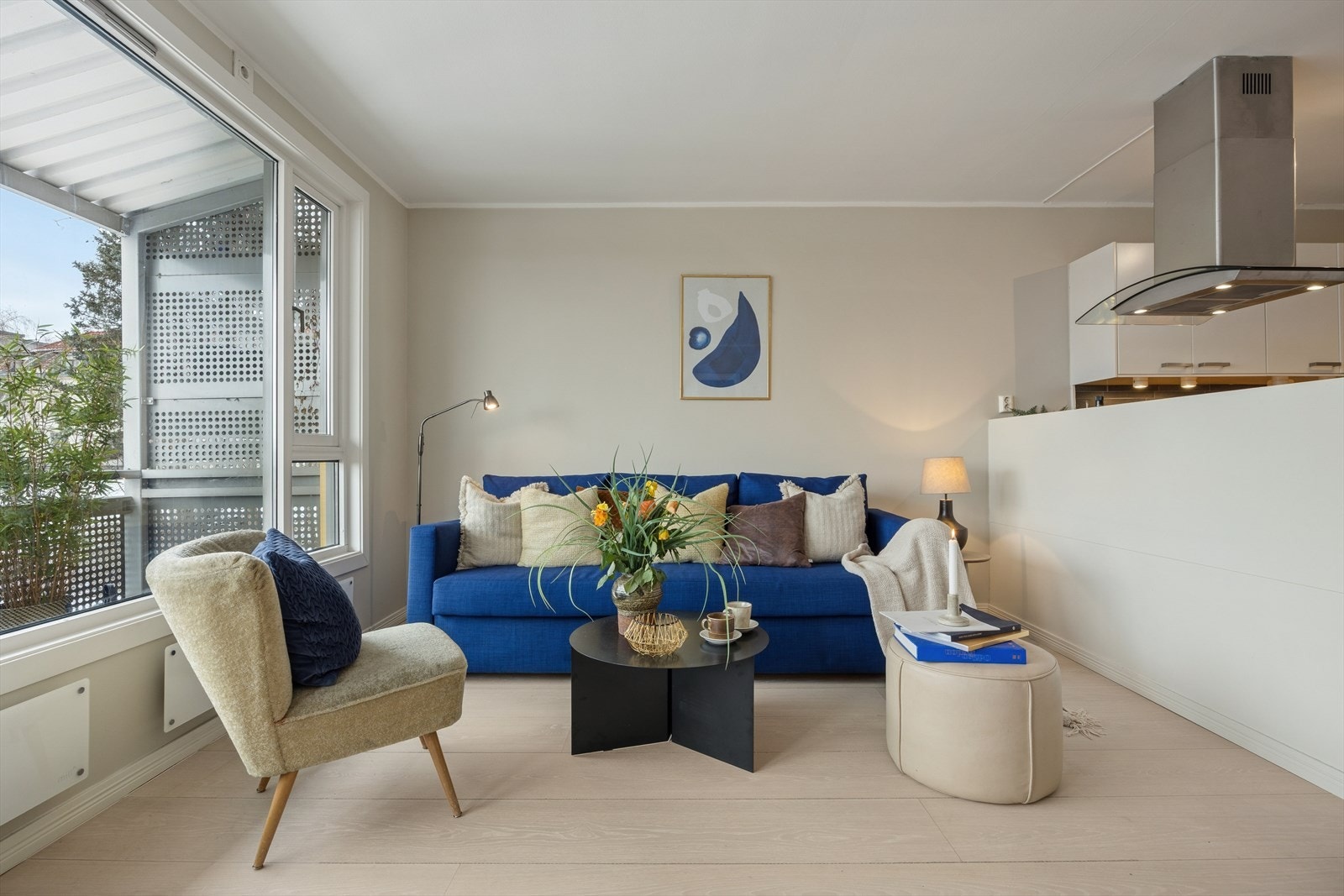 Lys og usjenert stue med plass til sofa og møblemang. Galleribilde