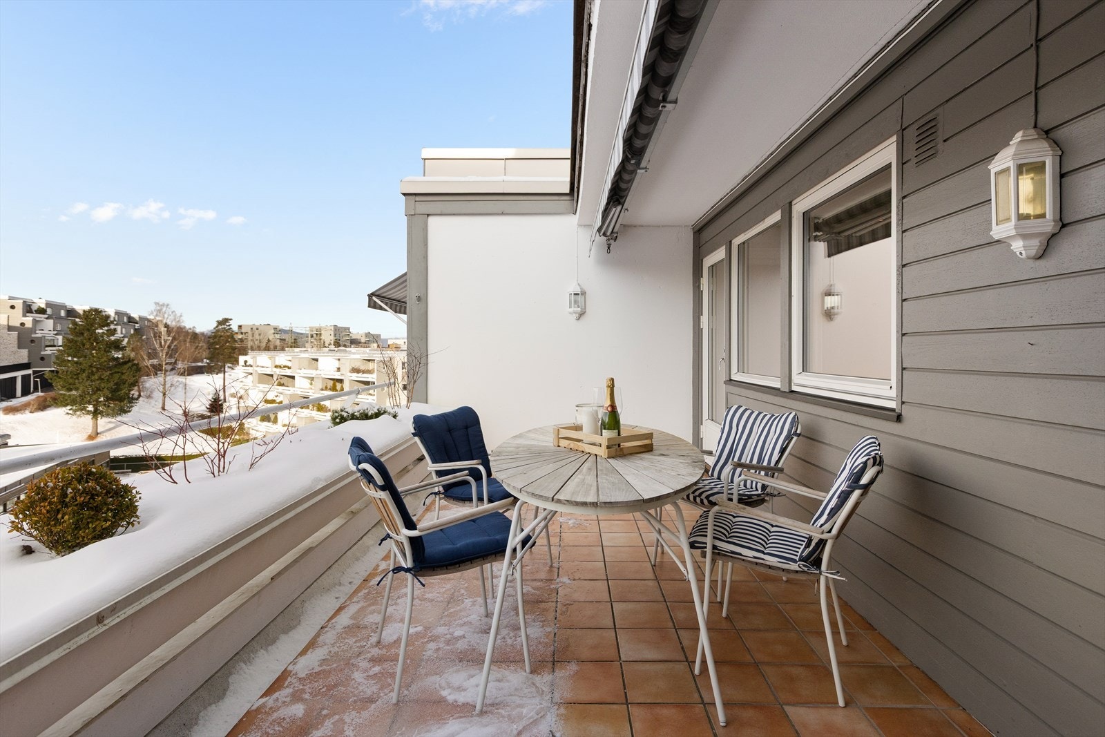 Terrassen har flislagt dekke, utebelysning og markise Galleribilde