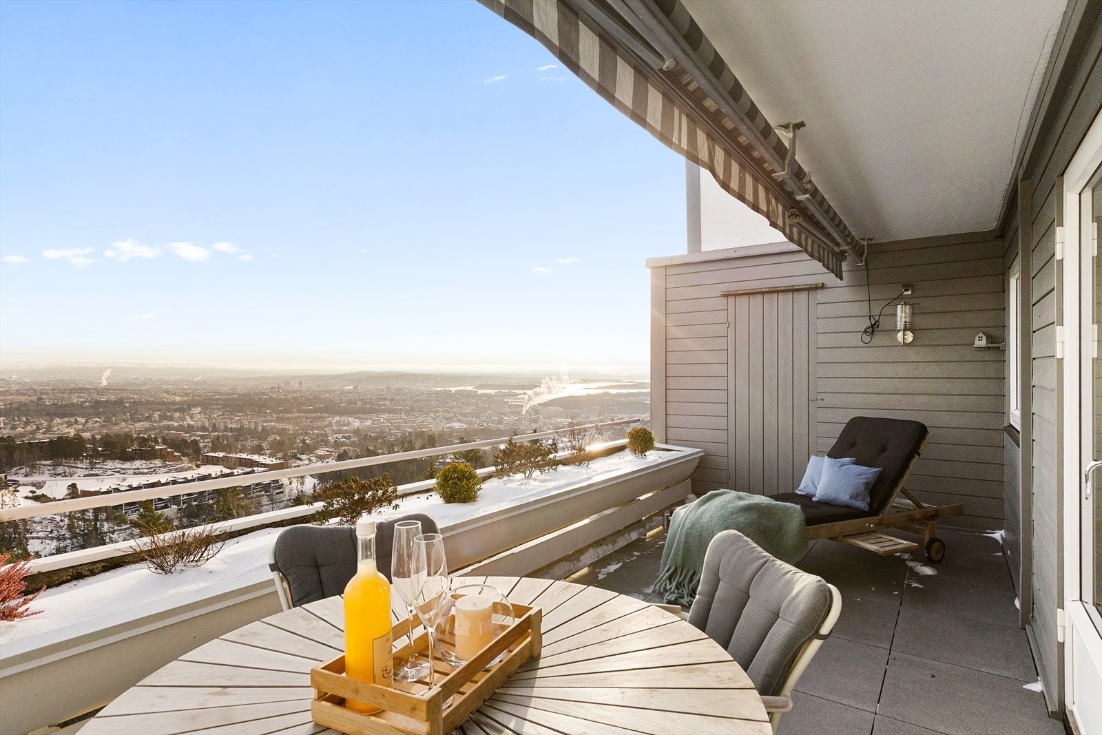 Fra stuen er det utgang til en østvendt balkong på hele 29 kvm med storslått utsikt Galleribilde