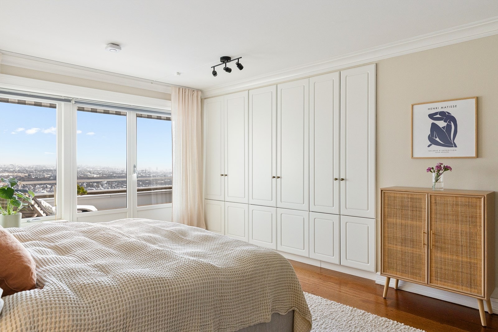 Våkn opp til Oslofjorden og byens horisontlinje rett fra sengekanten. Store vindusflater og direkte utgang til terrasse gir en helt unik romfølelse Galleribilde