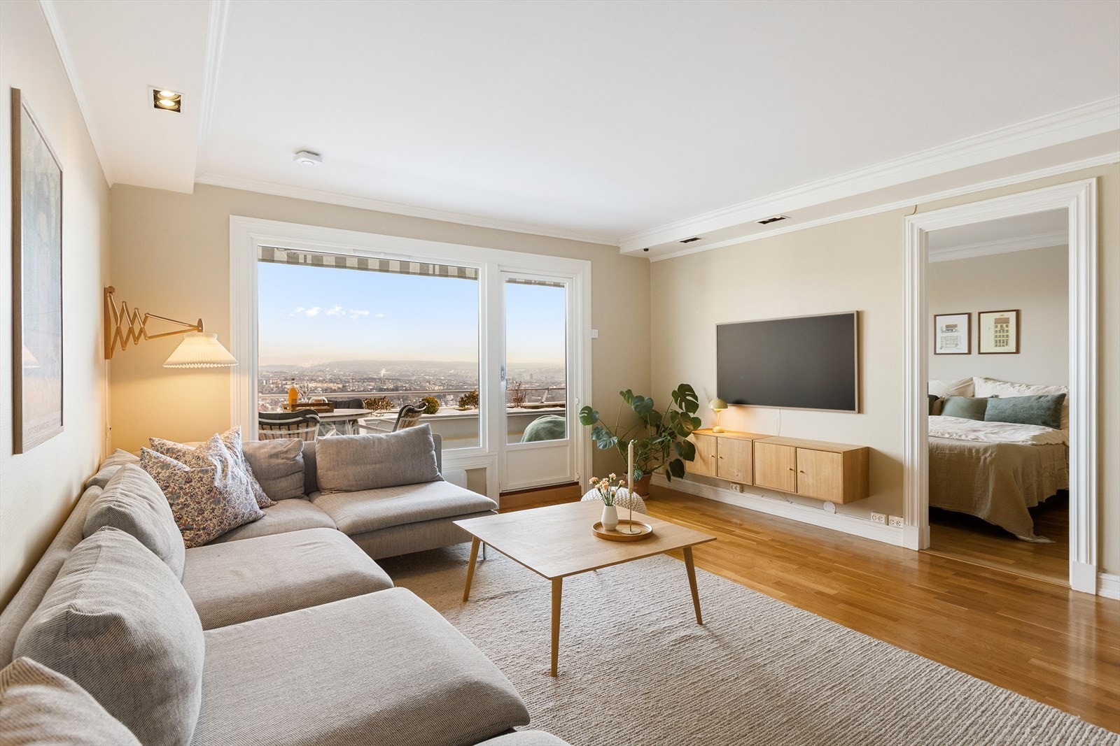 Leiligheten er gjennomgående med terrasser på begge sider Galleribilde