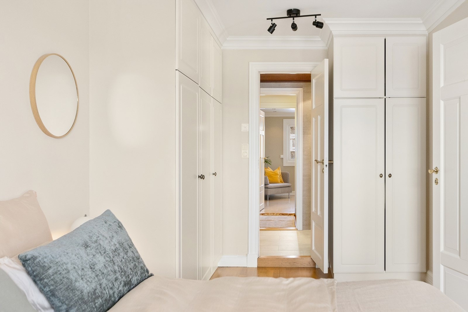 I likhet med resten av leiligheten, har soverommet god oppbevaringsplass i plassbygde garderobeløsninger Galleribilde