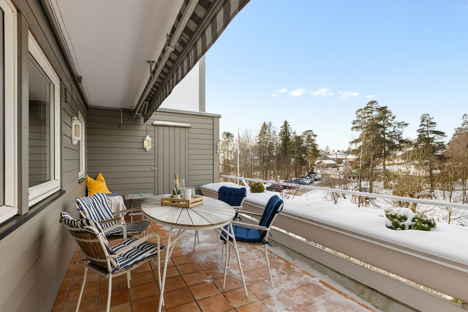 Fra kjøkkenet er det utgang til til en solrik, vestvendt balkong på ca. 14 kvm Galleribilde