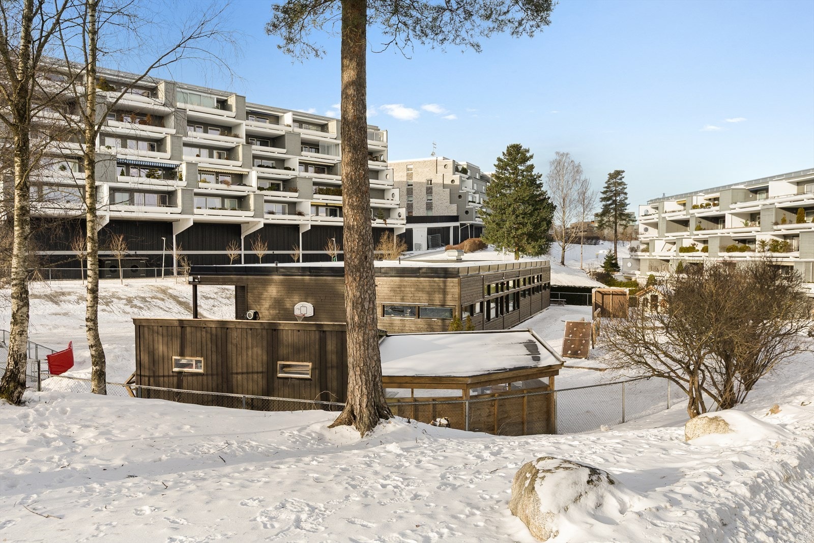 Det er flere barnehager i området, bl.a. Montessoribarnehagen Solsikken, avd Lilleputt som ligger på området Galleribilde