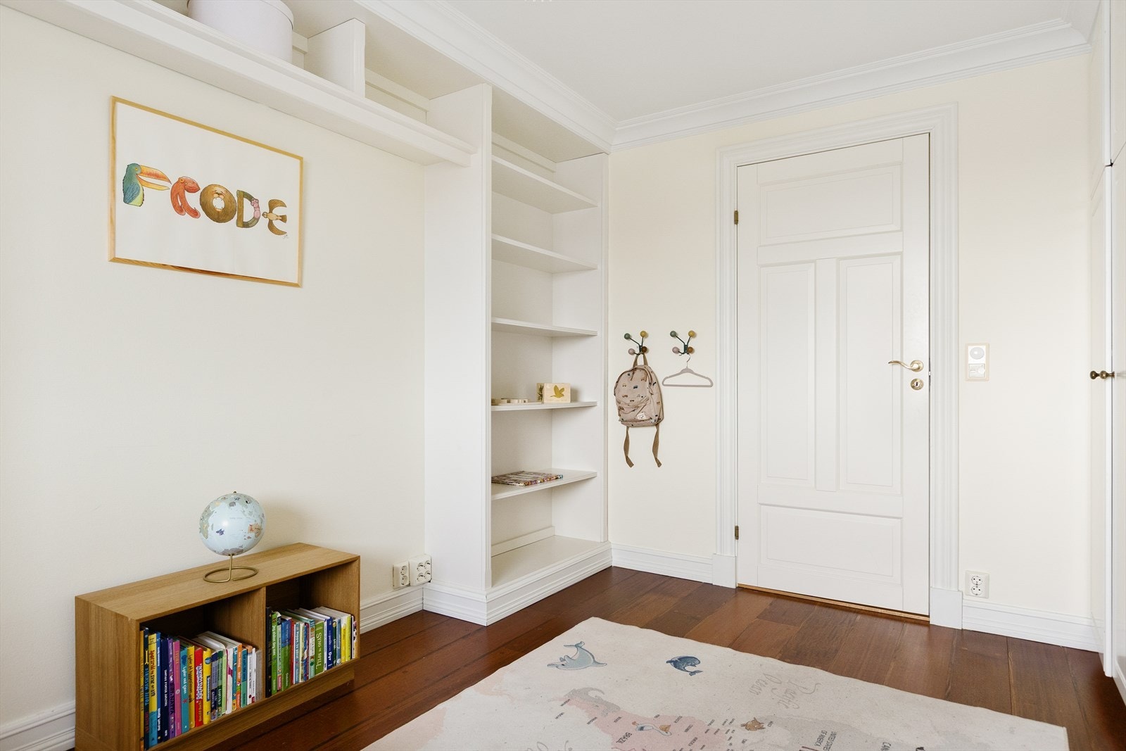 Plassbygde garderober med åpne hyller helt opp mot taket gir rikelig med plass til klær, spill, bøker og kasser - en løsning som kombinerer orden, fleksibilitet og god romutnyttelse Galleribilde