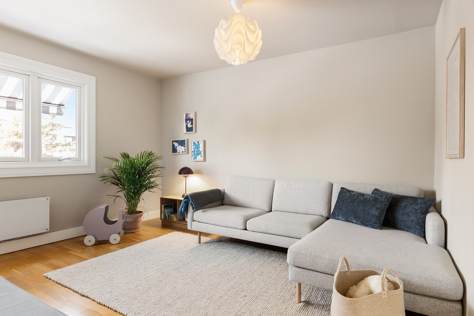 I tilknytning til kjøkkenet ligger et soverom, i dag benyttet som en adskilt TV-stue Galleribilde