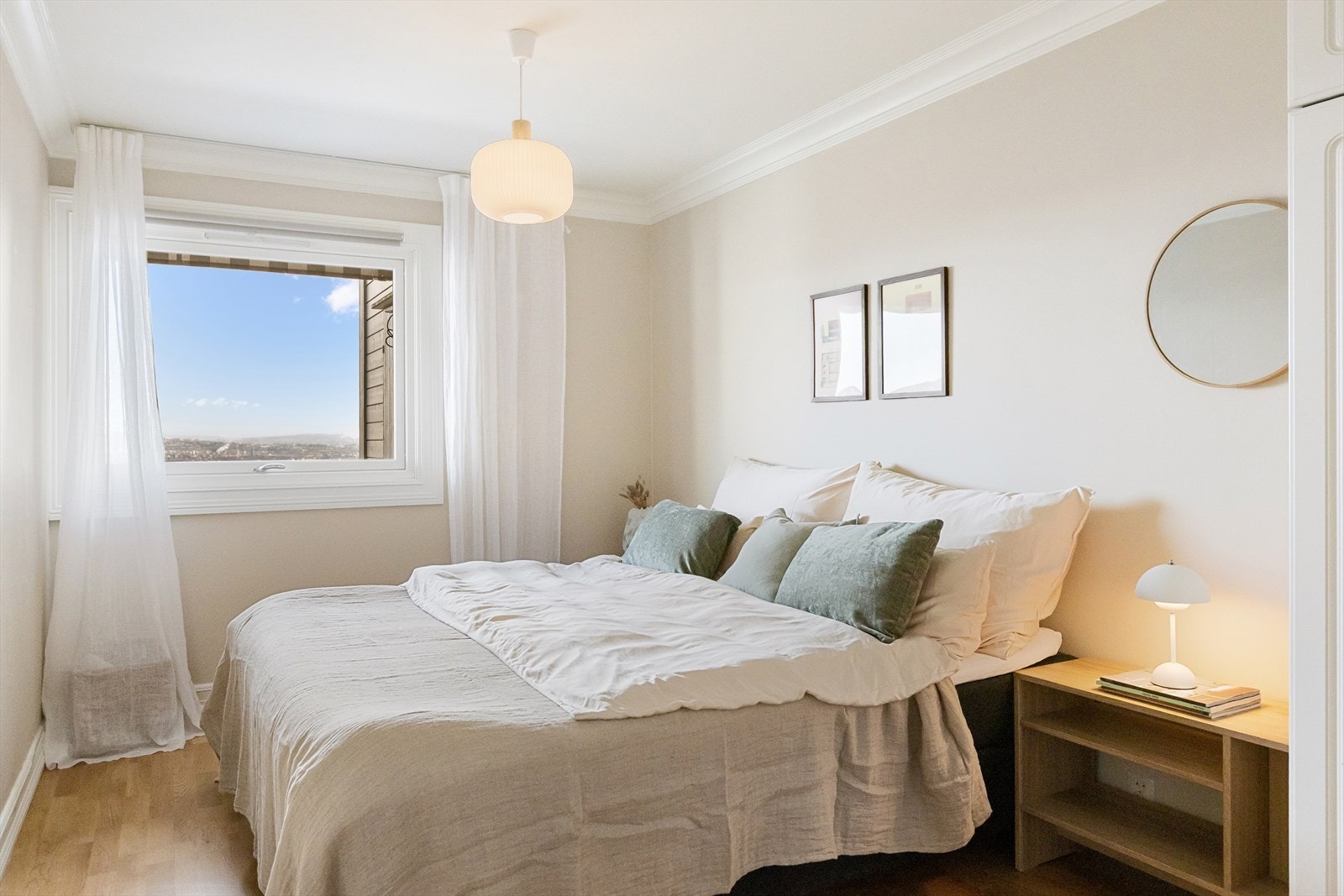 Leiligheten har et klassisk og sjarmerende uttrykk med duse fargetoner og brede lister som gir leiligheten en tidløst og gjennomført karakter Galleribilde