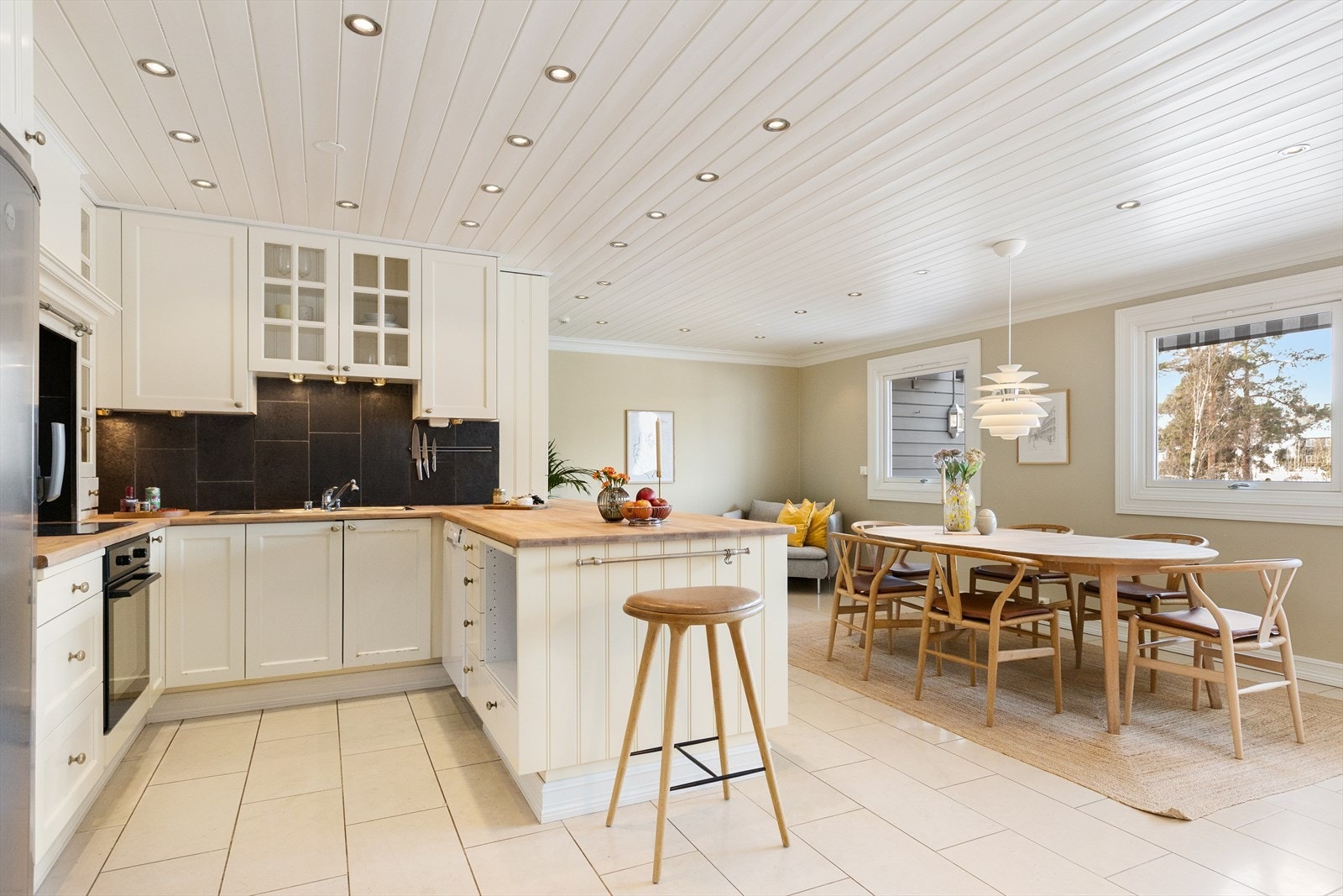 Rommet har flislagt gulv med elektriske varmekabler, malte veggflater og downlightsbelysning Galleribilde