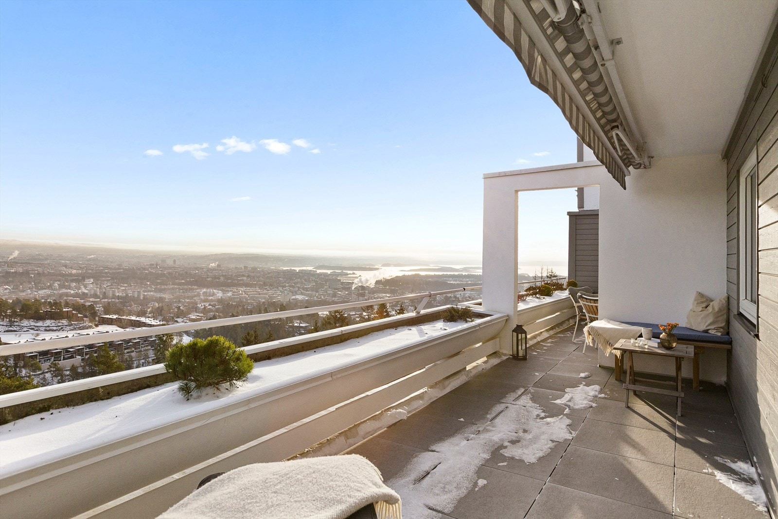 Magisk panoramautsikt over Oslofjorden og byen - helt usjenert fra byggets toppetasje Galleribilde