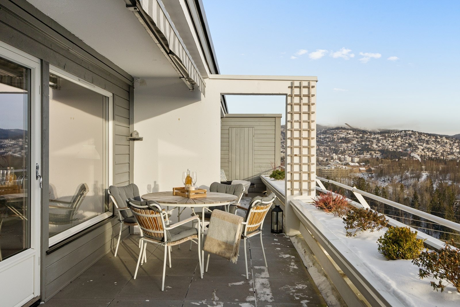 Balkongen utgjør en fin forlengelse av rommet og blir nærmest som en ekstra stue i sommerhalvåret Galleribilde