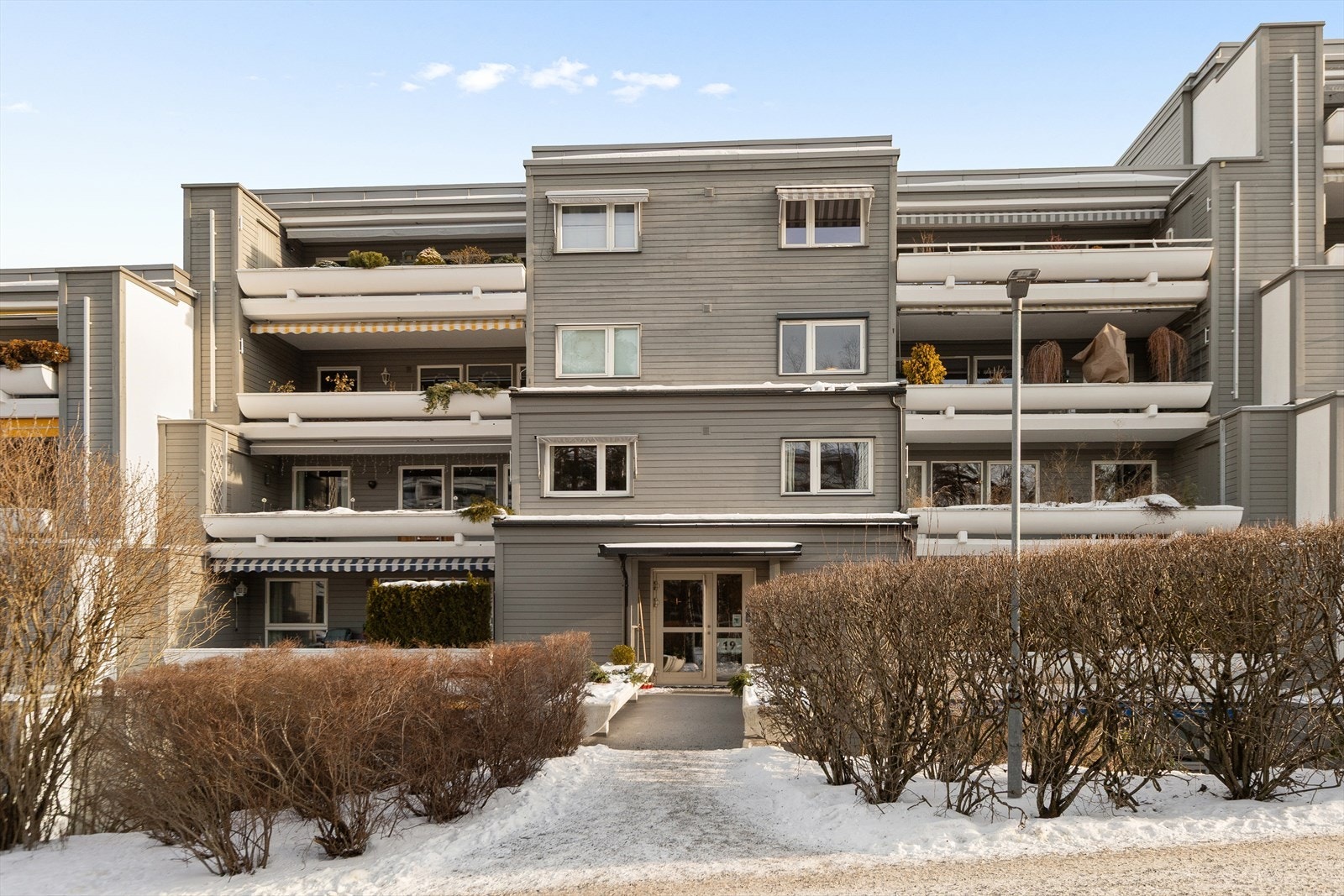 Leiligheten har en meget god intern beliggenhet i sameiet, grensende mot Mærradalen Galleribilde