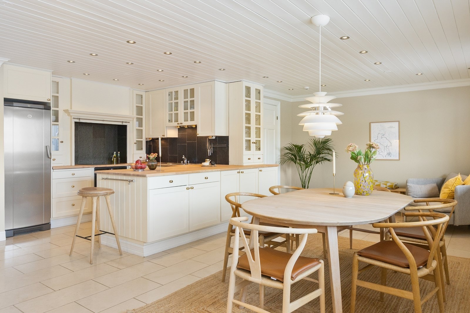 Stort og sjarmerende kjøkken med tilhørende spisestue, utgang til terrasse og godt med lysinnslipp Galleribilde