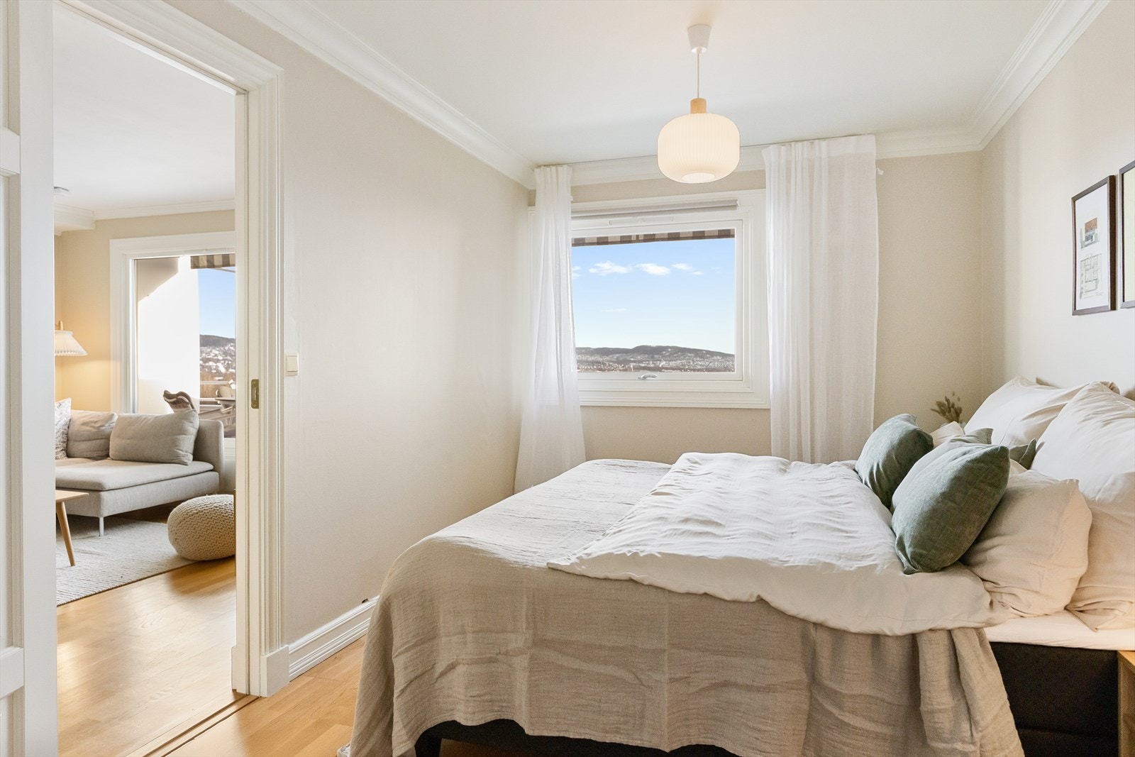 Romslig og lyst soverom med nydelig utsikt og direkte adkomst til bad Galleribilde