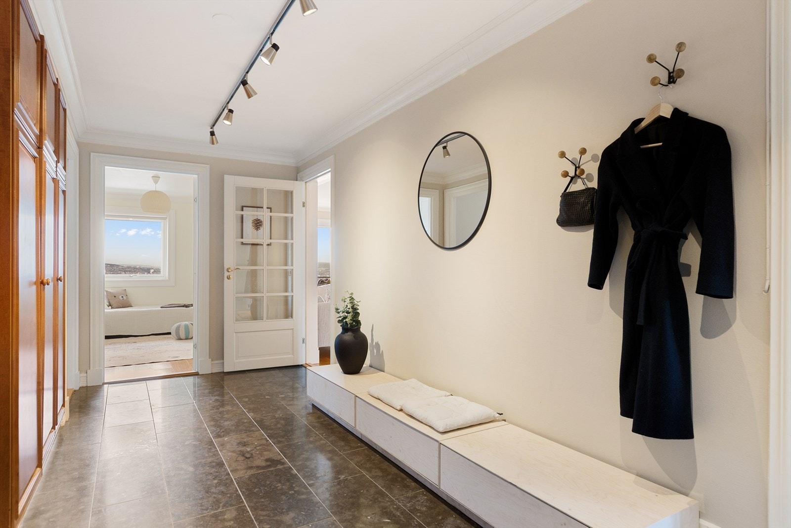 Fra entreen er det adkomst til et en romslig bod. For øvrig har leiligheten rikelig med oppbevaringsmuligheter i hele fem boder Galleribilde