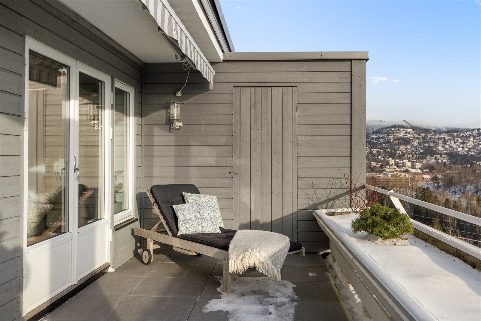 Terrassen har to boder, utebelysning, stikkontakt og markise for solskjerming Galleribilde