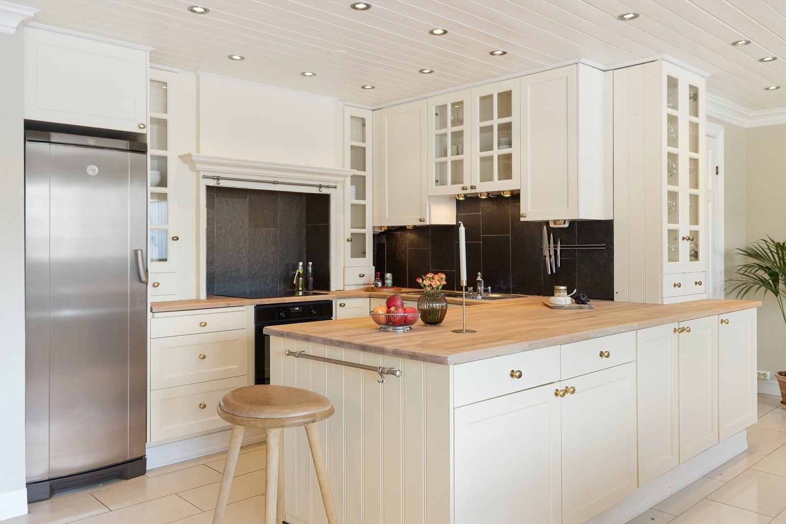 Kjøkkeninnredning med profilerte fronter og heltre benkeplate. I 2026 ble kjøkkenbenken pusset og overflatebehandlet, og det ble montert ny stekeovn, platetopp og komfyrvakt Galleribilde