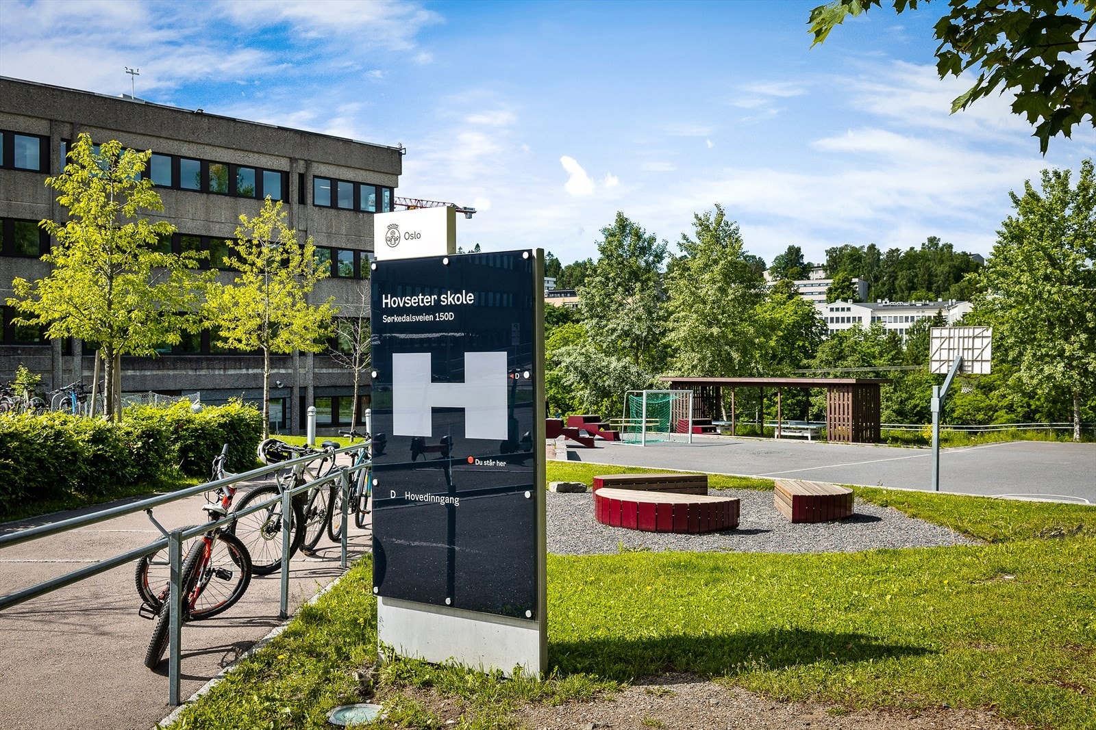 Det er kort vei til Huseby barneskole og Hovseter ungdomsskole. Sistnevnte er nylig oppgradert med spesialutstyrte rom, bibliotek, ungdomsklubb og areal for skolehelsetjeneste Galleribilde