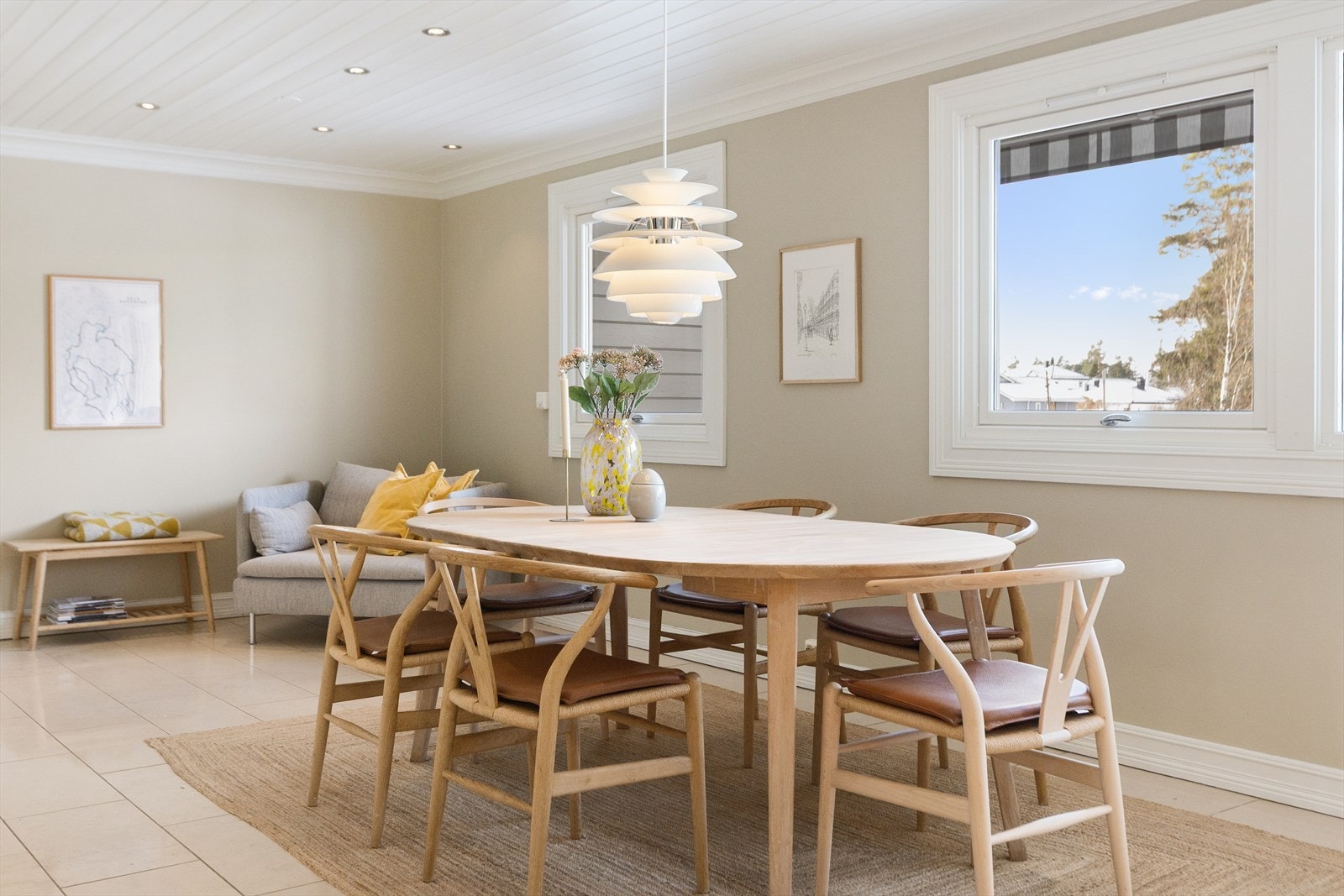 Kjøkkenet er leilighetens naturlige samlingspunkt og ligger i åpen løsning mot spiseplassen - et perfekt sted for gode måltider Galleribilde