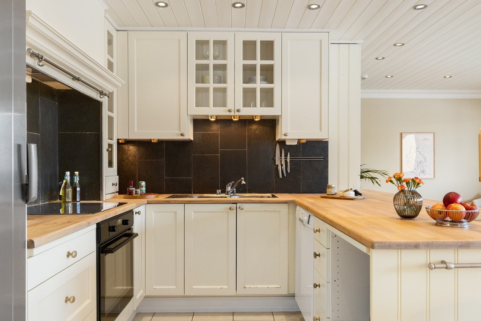 Kjøkkenet er praktisk utformet med store arbeidsflater og gode oppbevaringsmuligheter Galleribilde