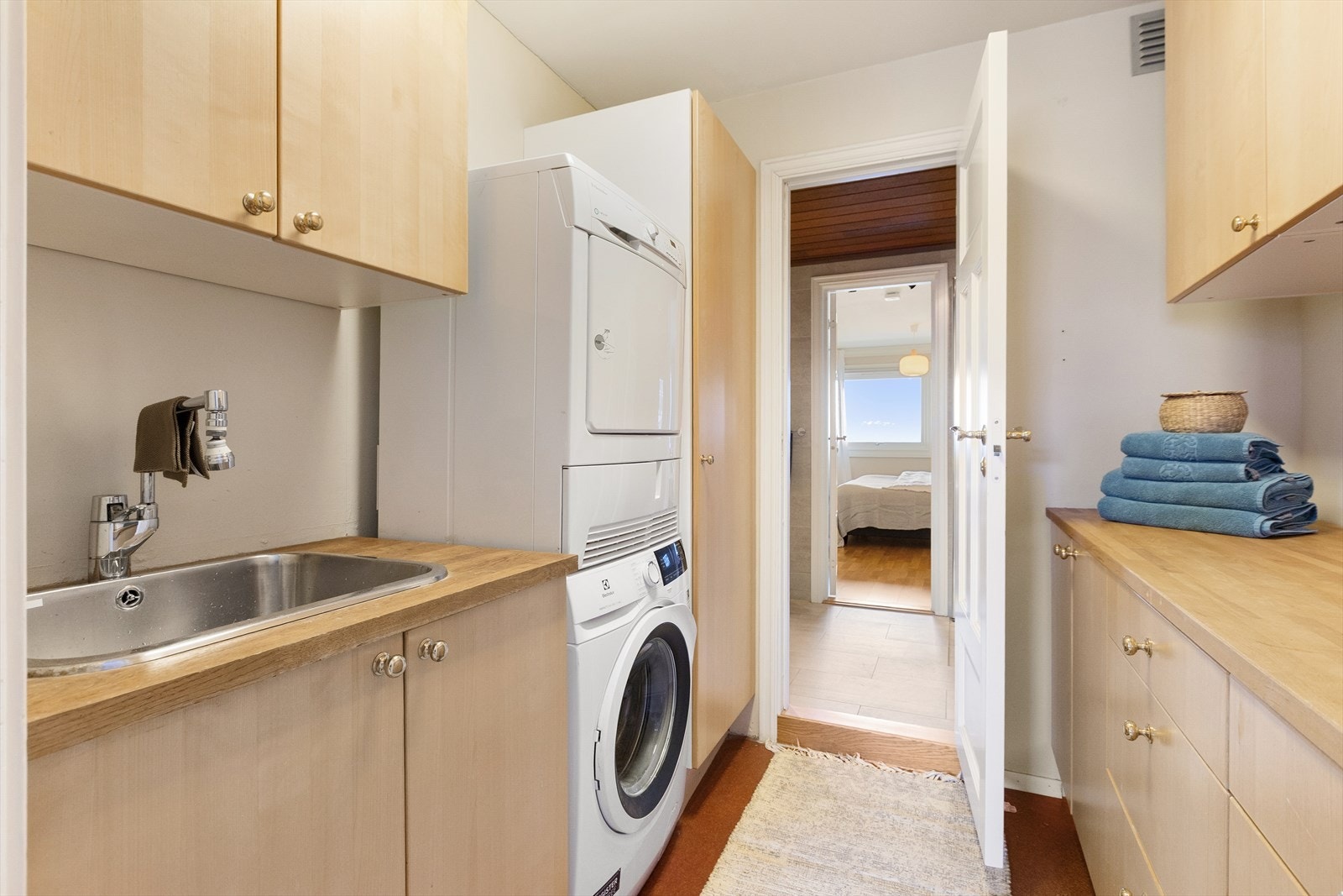 Praktisk vaskerom med romslig skapinnredning og opplegg for vask/tørk. I 2026 ble det montert waterguard i rommet Galleribilde