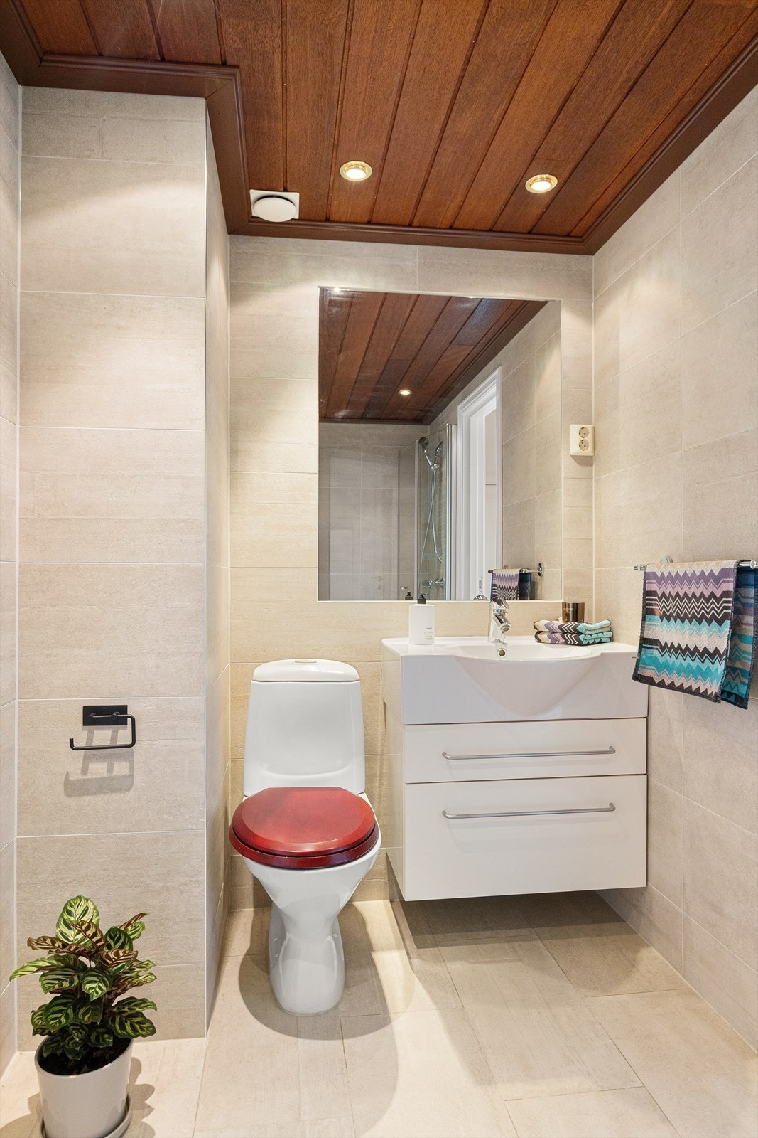 Pent, helfliset bad med varmekabler i gulv og downlights i himling Galleribilde