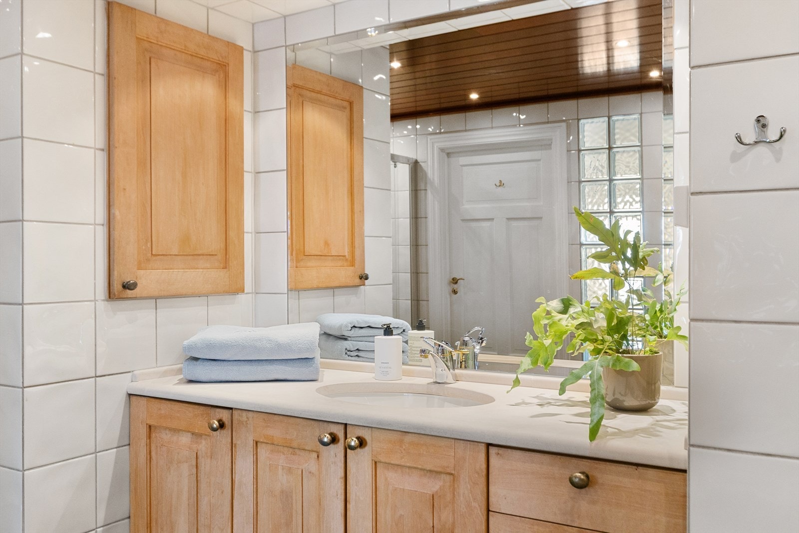 Skapinnredning med nedfelt servant og gode oppbevaringsmuligheter Galleribilde