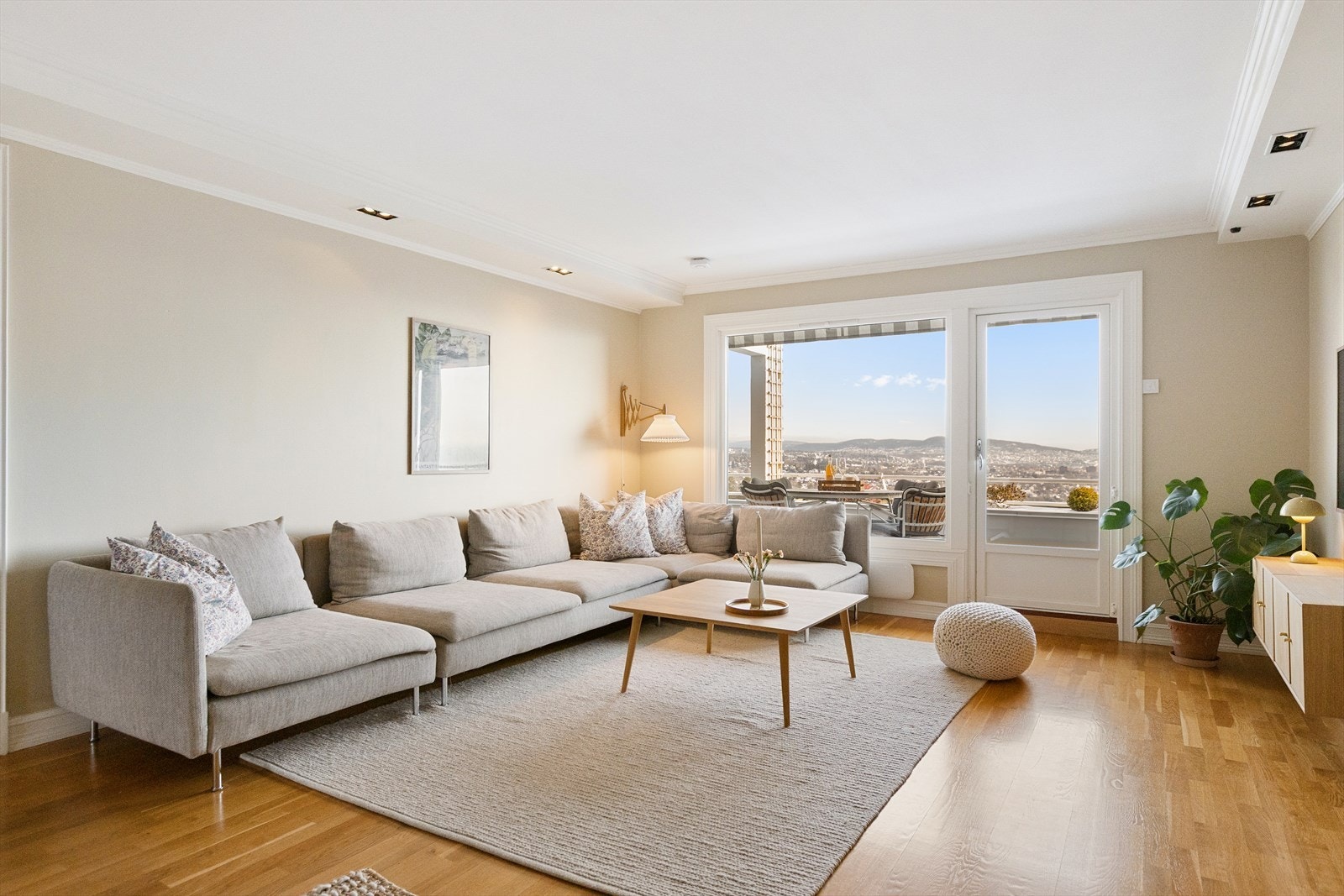 Romslig, luftig og helt usjenert stue med store vindusflater, imponerende utsikt og svært gode lysforhold Galleribilde