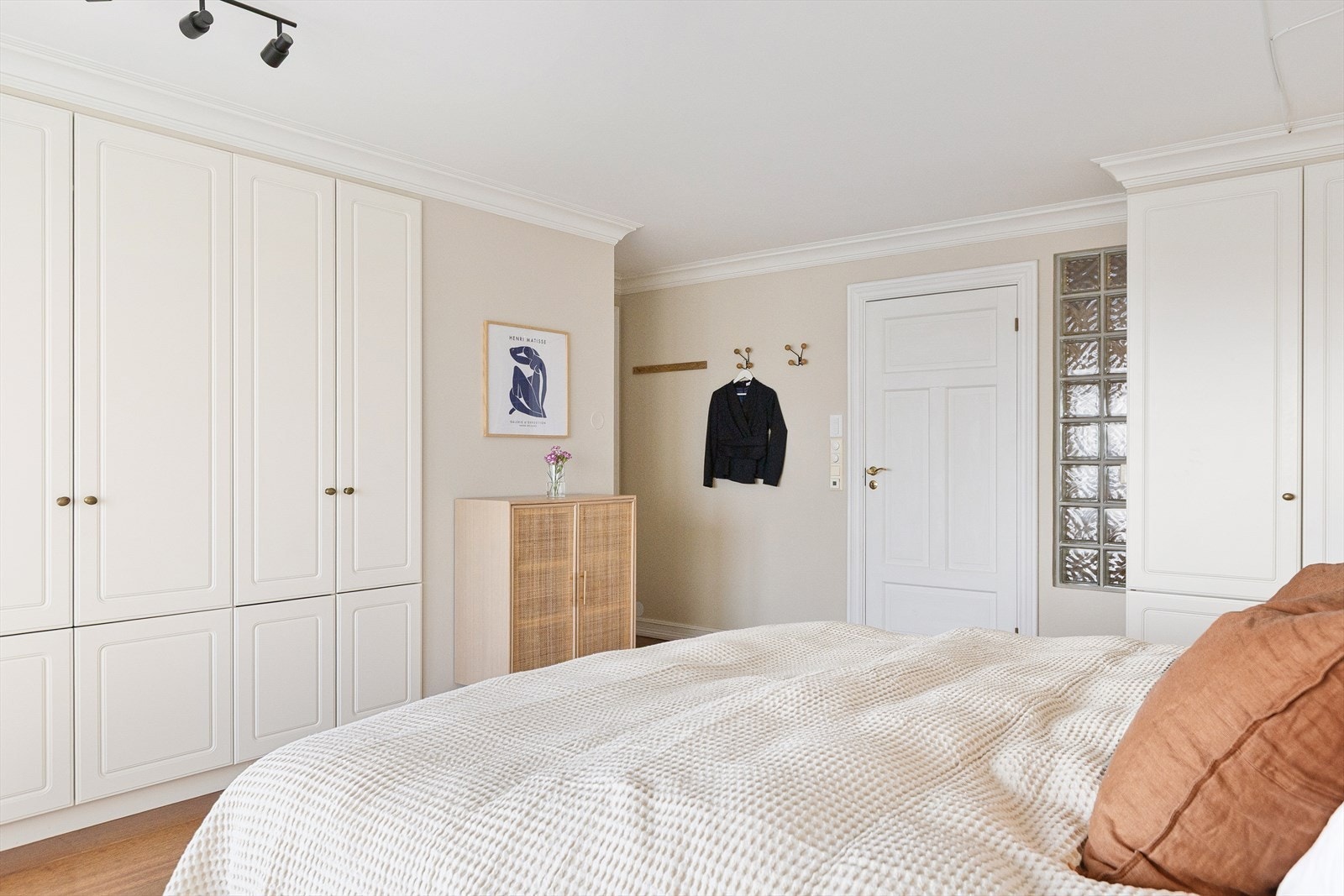 Soverommet har rikelig med oppbevaringsmuligheter i flere plassbygde skap Galleribilde