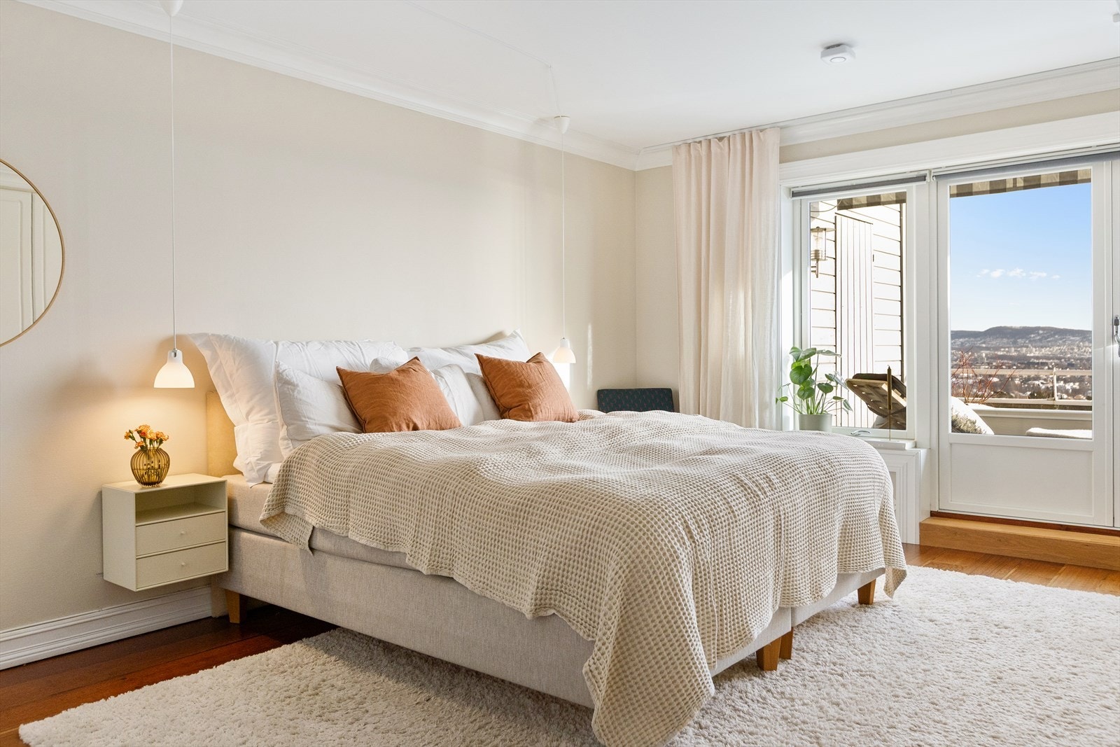 Stort og luftig hovedsoverom med eget bad, terrasseutgang og store vindusflater Galleribilde