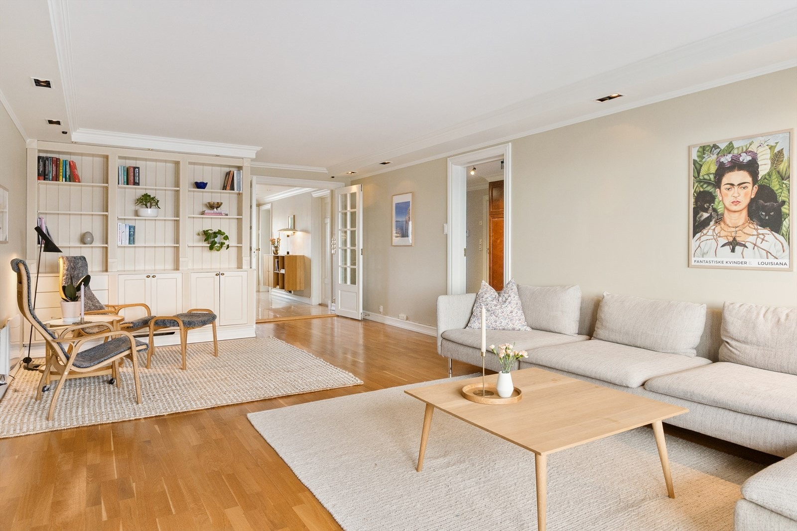 Gode møbleringsmuligheter for sofagruppe, stort spisebord, samt medie- og oppbevaringsmøblement Galleribilde