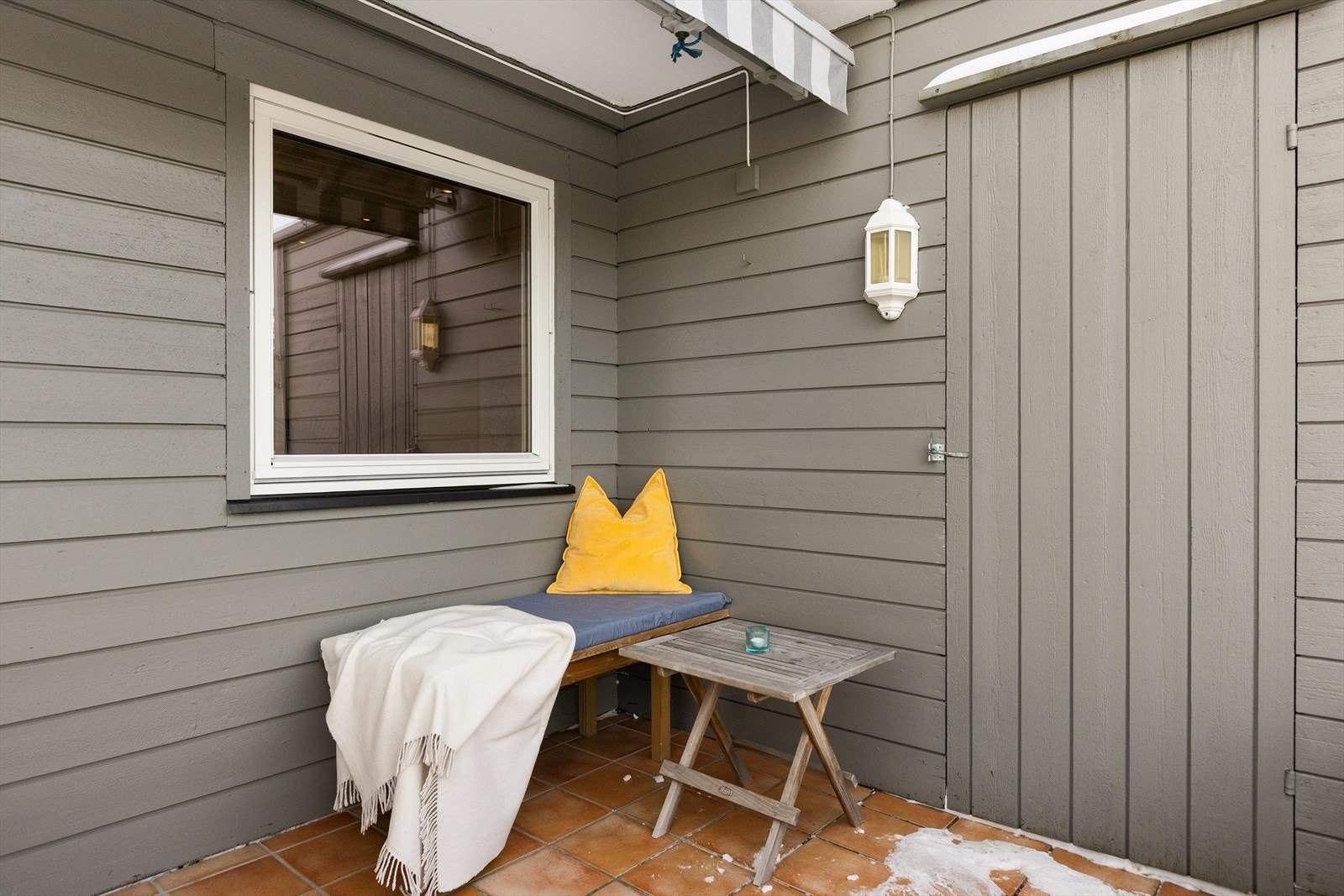 God plass til utemøblement og adkomst til praktisk utebod Galleribilde