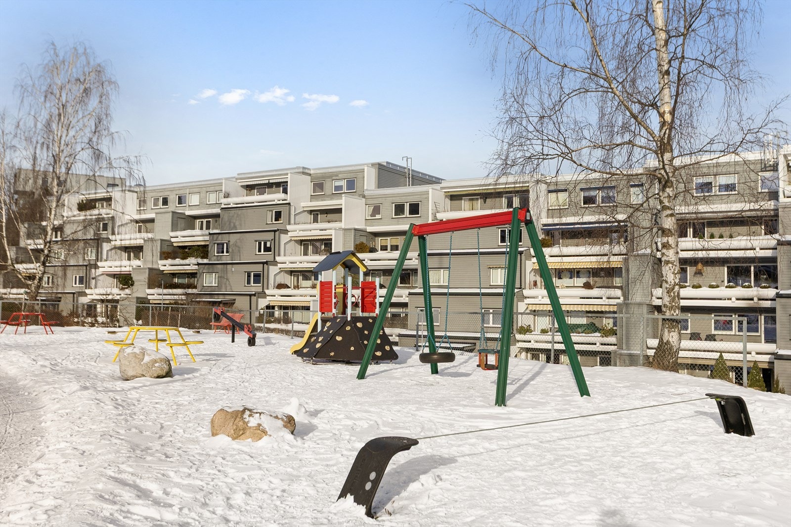 Fellesområdene er pent opparbeidet med velstelte grøntområder, beplantning og sittegrupper Galleribilde