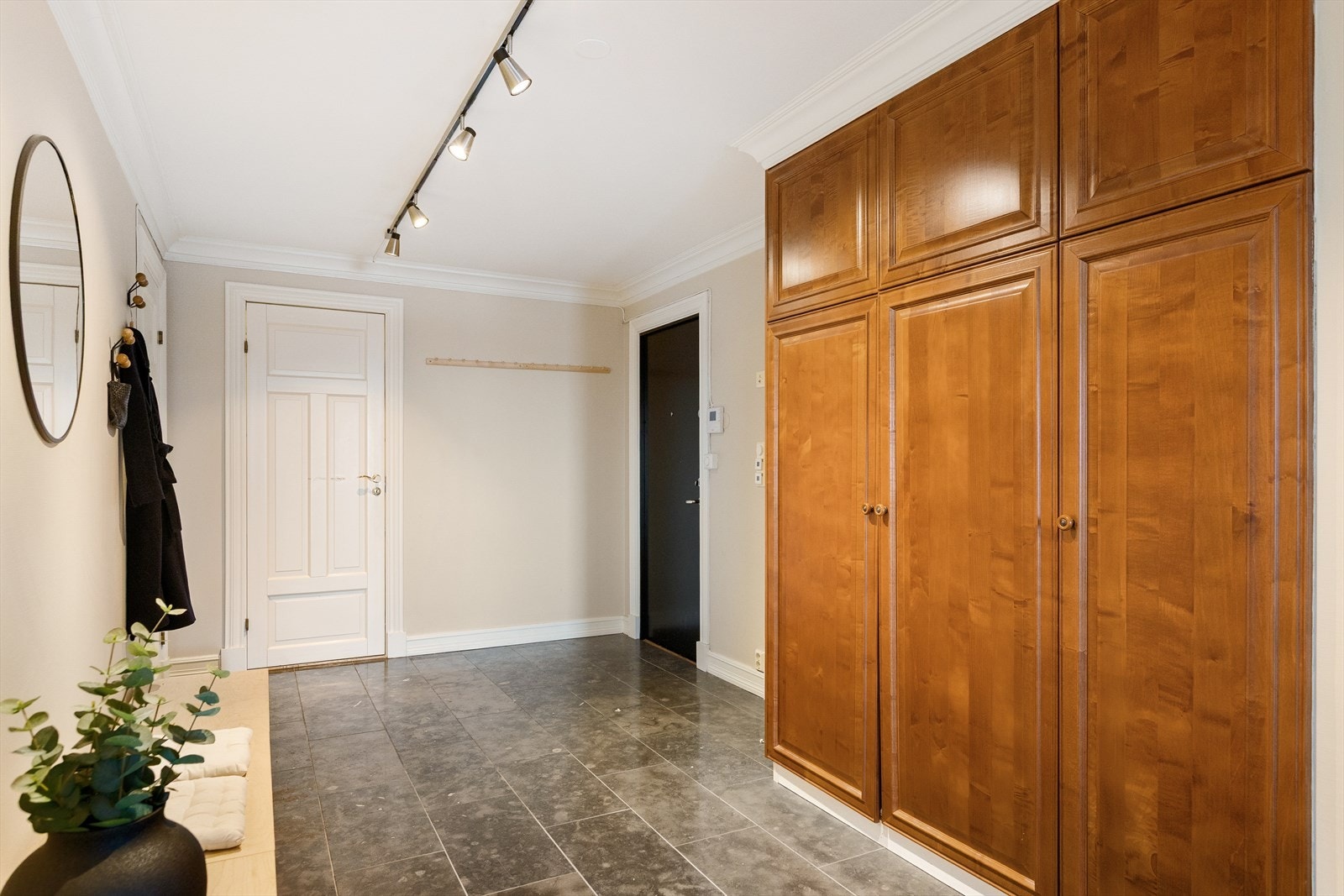 Entré med flislagt gulv, elektriske varmekabler og garderobeskap. Fra entreen er det adkomst til et en romslig bod med ytterligere oppbevaringsplass Galleribilde