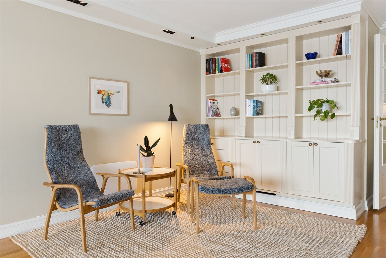 Leiligheten er innholdsrik og familievennlig, slått sammen av to leiligheter. Dette gir god plass til både hverdagsliv og sosiale sammenkomster Galleribilde