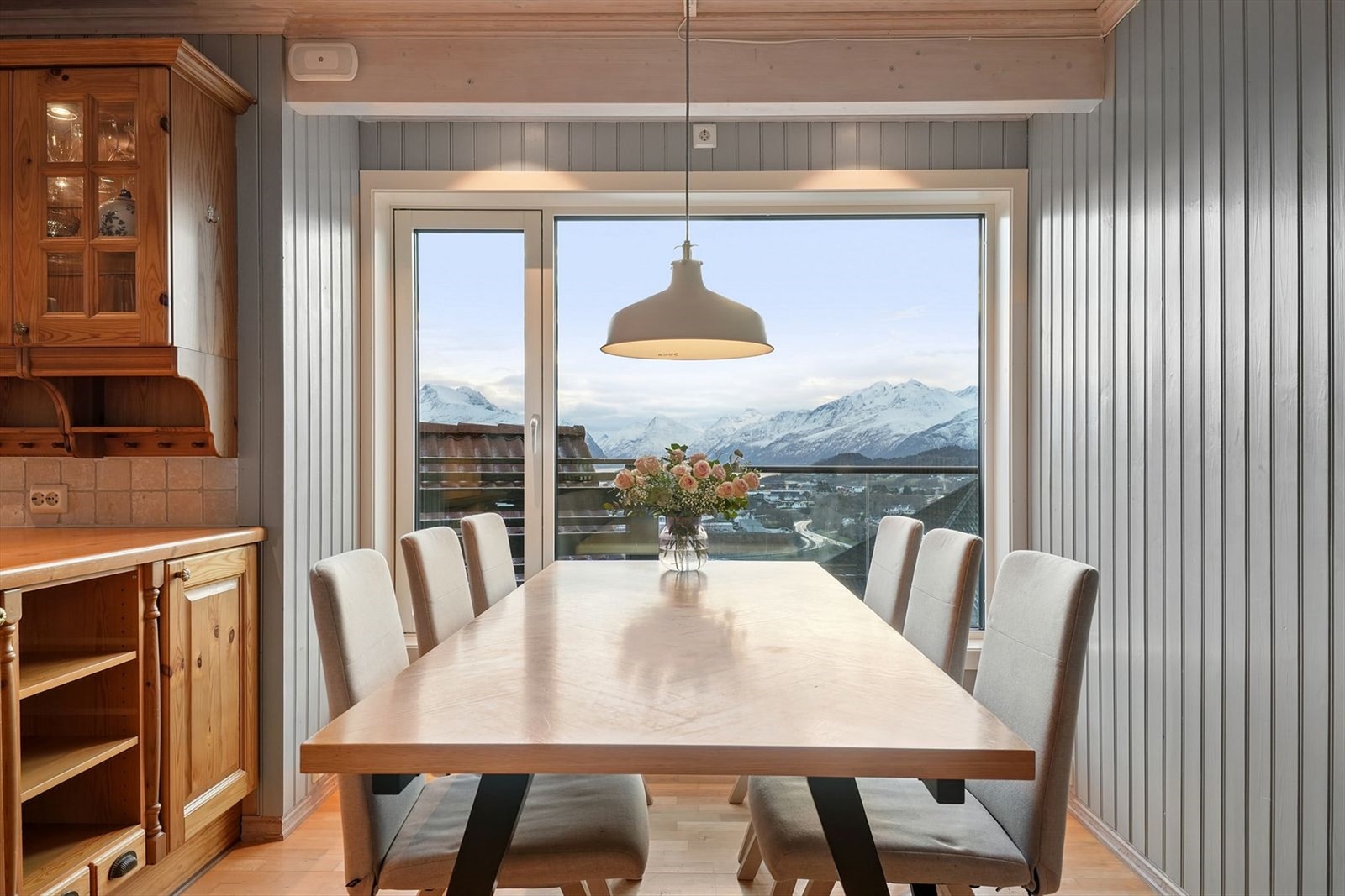 Romslig spisebord på kjøkkenet plassert ved vindu med flott sydvendt utsikt. Galleribilde