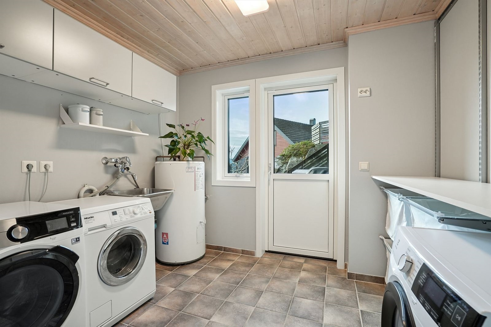 Vaskerom i underetasje med opplegg for vaskemaskin og tørketrommel Galleribilde