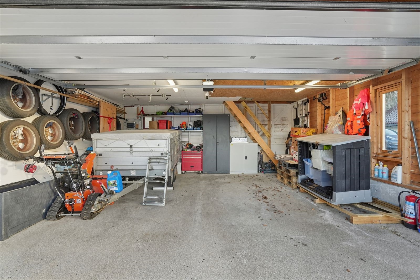Garasje med god plass til oppbevaring Galleribilde