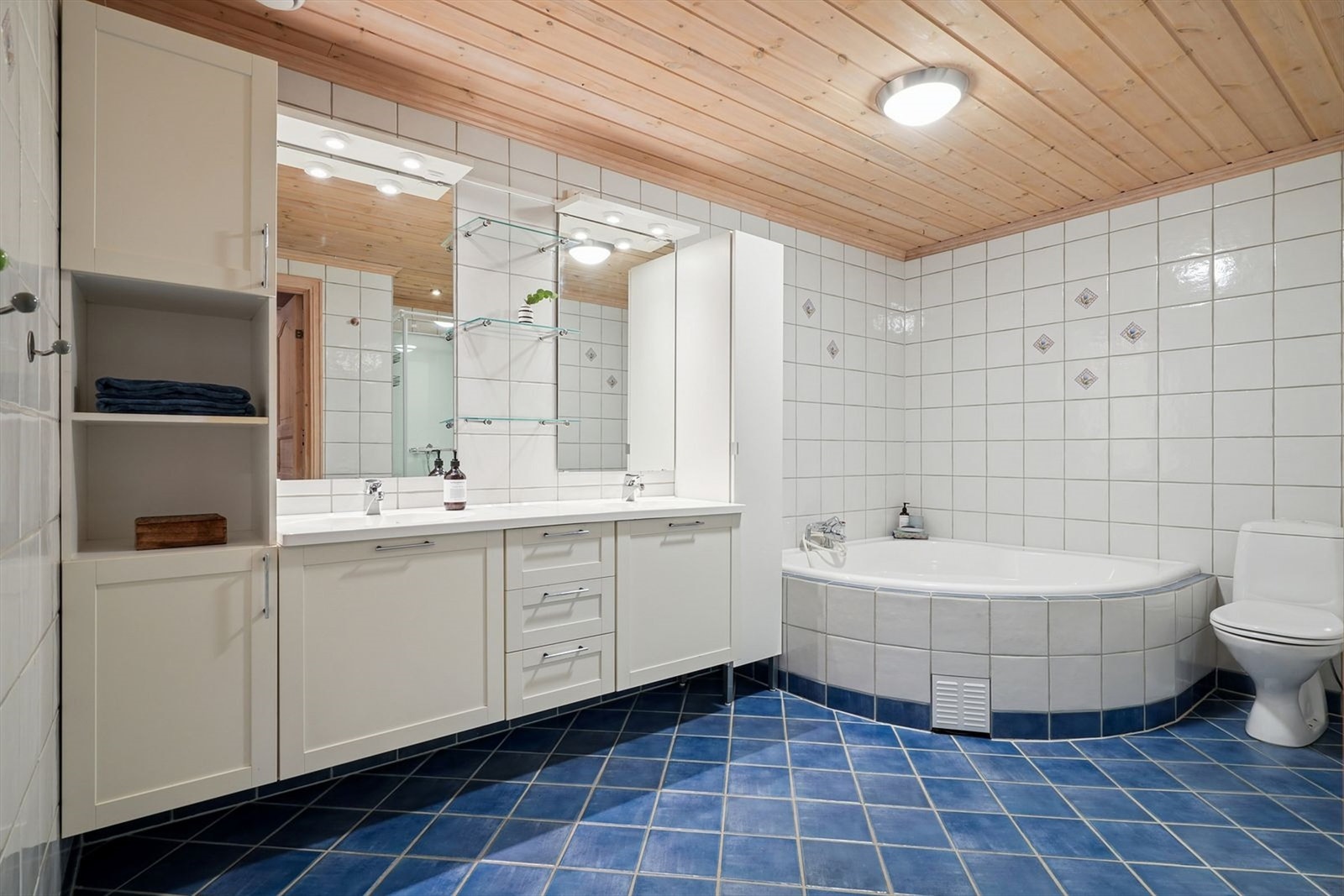 Bad i underetasjen med flislagt vegger og gulv med varmekabler Galleribilde