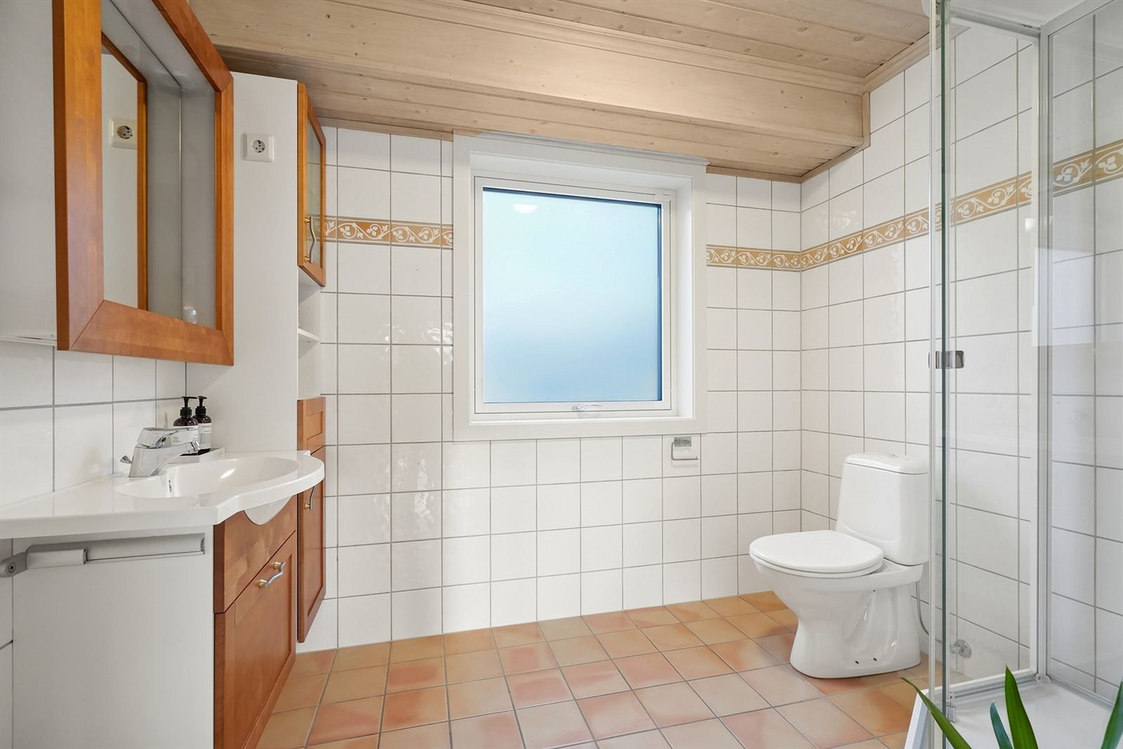 Bad i hovedetasje med flislagt gulv og varmekabler Galleribilde