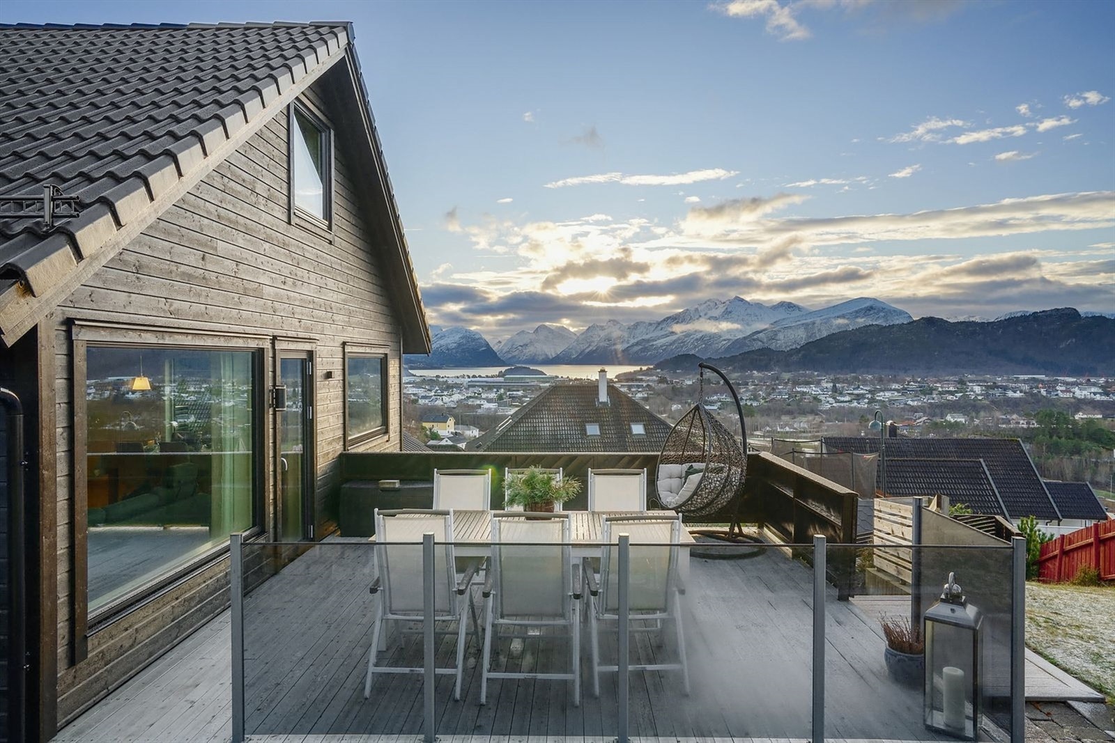 Fantastisk utsikt mot fjord og fjell fra den vestvendte terrassen Galleribilde