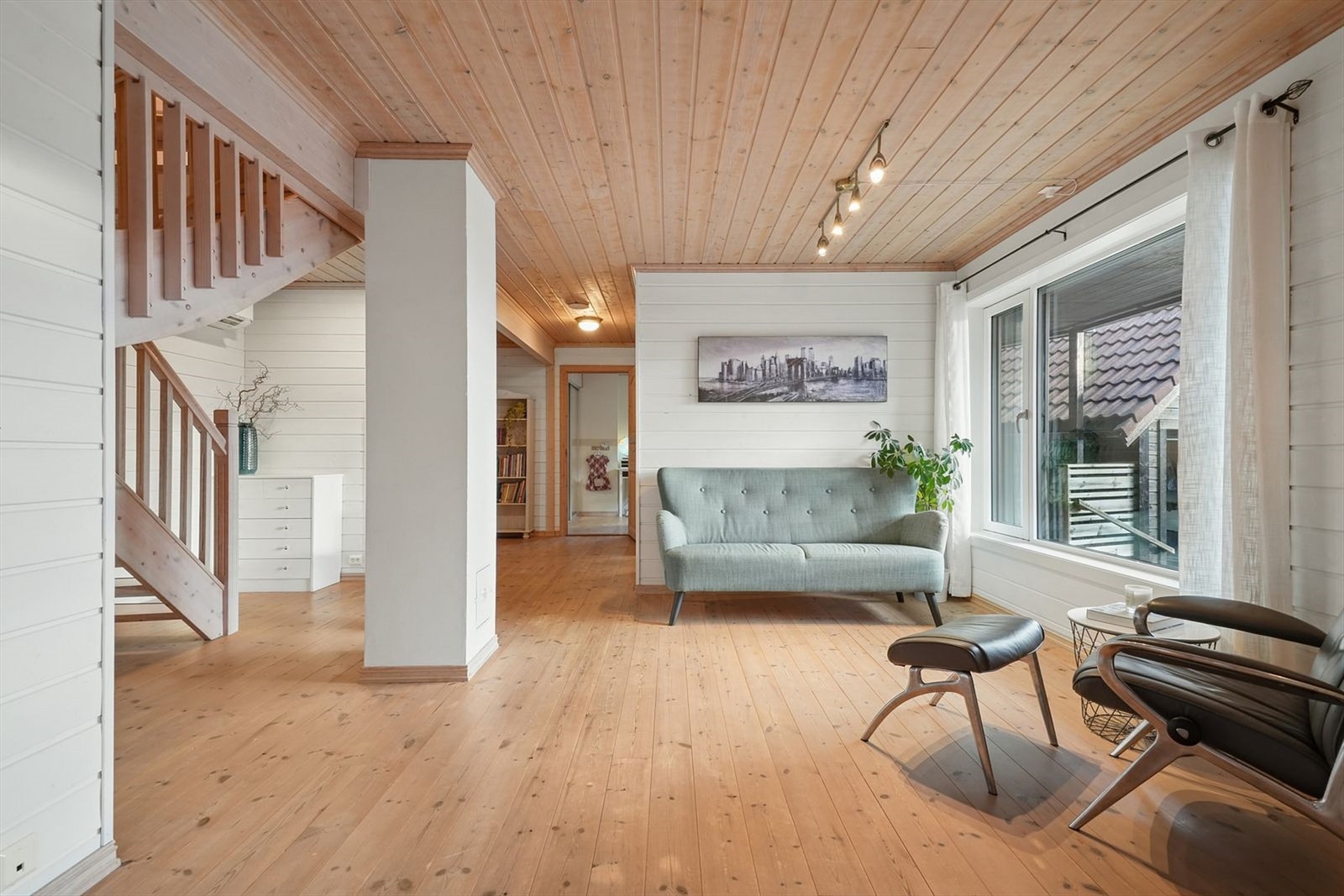 Koselig kjellerstue med plass til sofagruppe Galleribilde