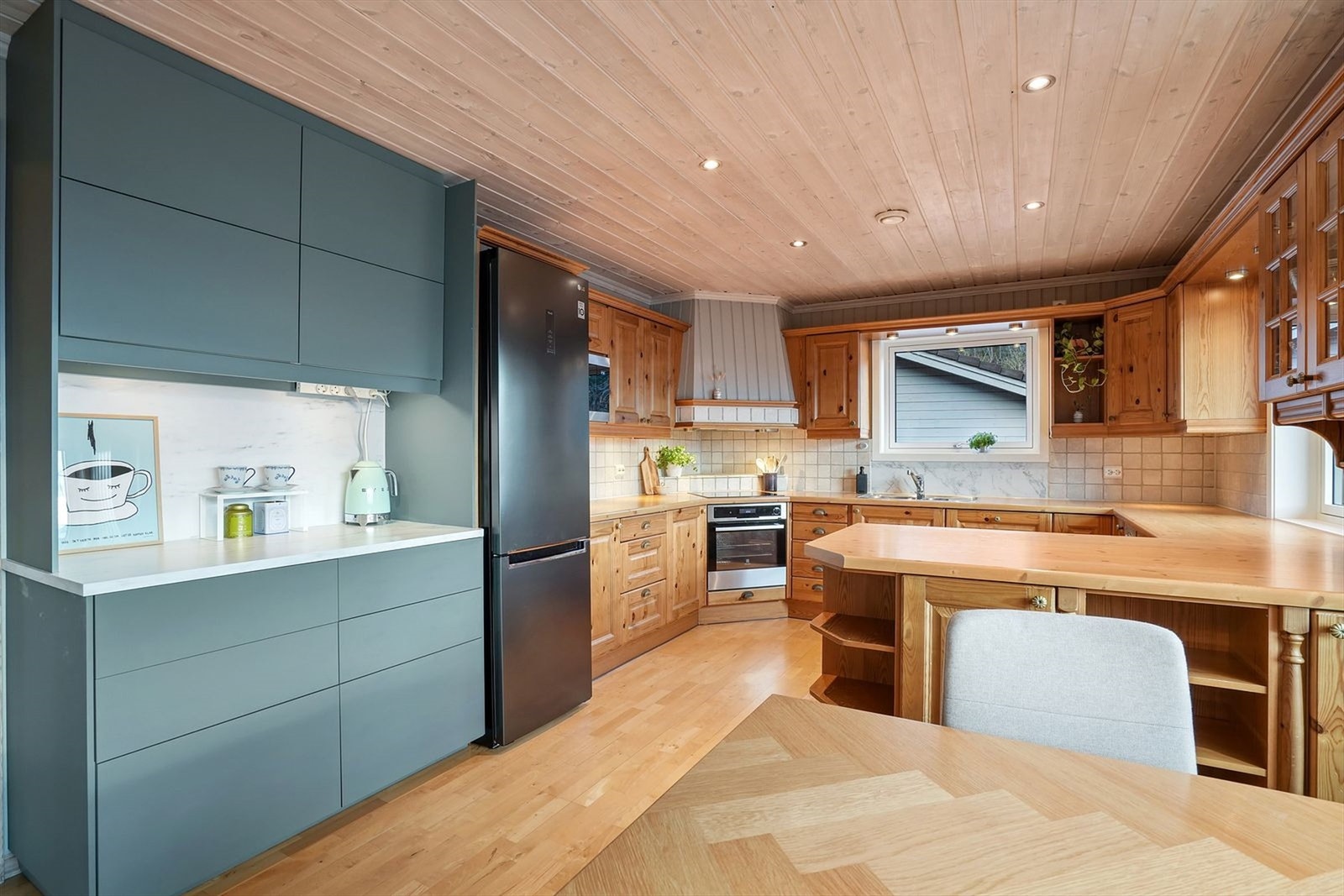 Profilert kjøkkeninnredning fra byggeår med en ettermontert kjøkkendel fra Ikea fra 2022 Galleribilde