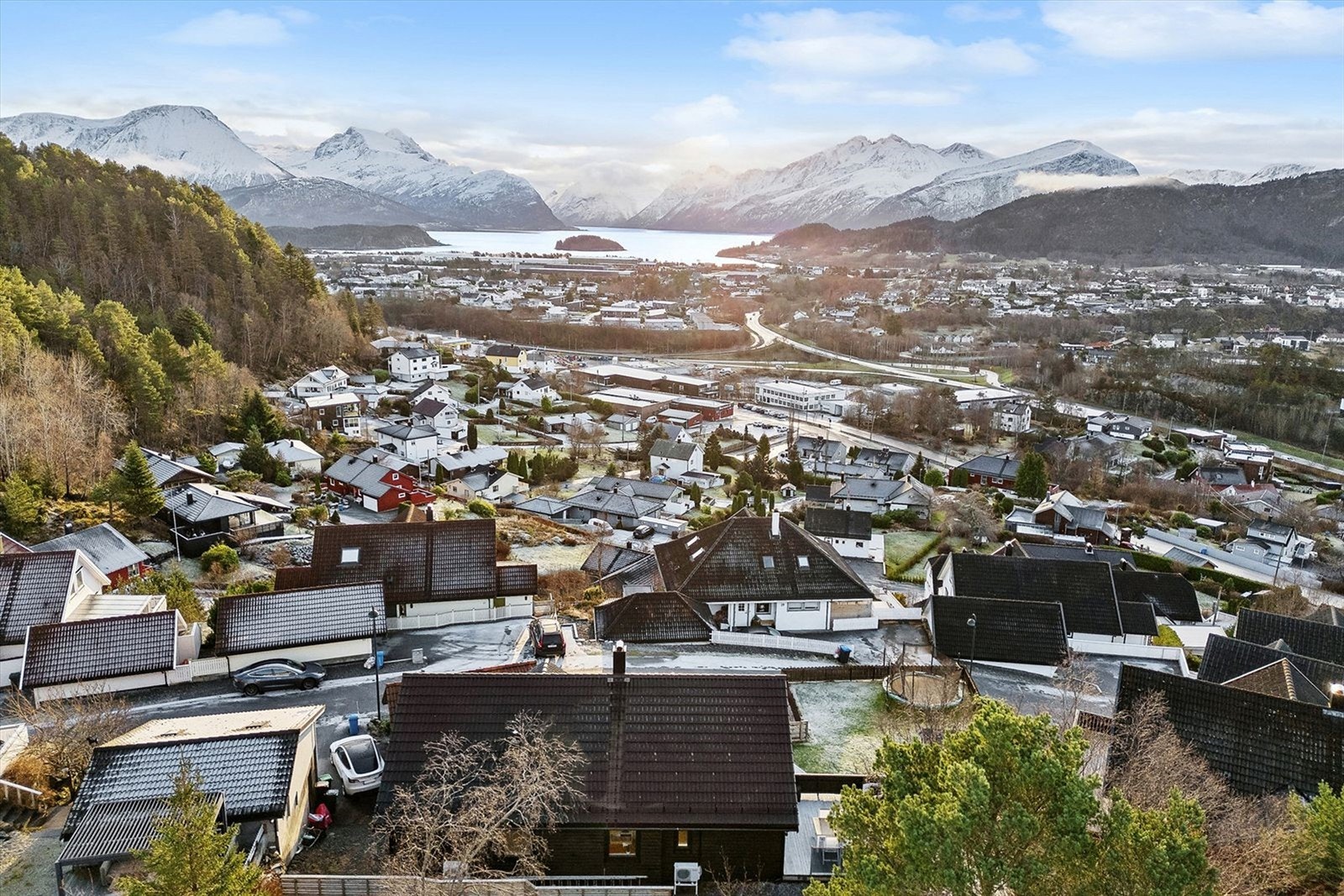 Dronebilde med utsikt over Sunnmørsalpene Galleribilde