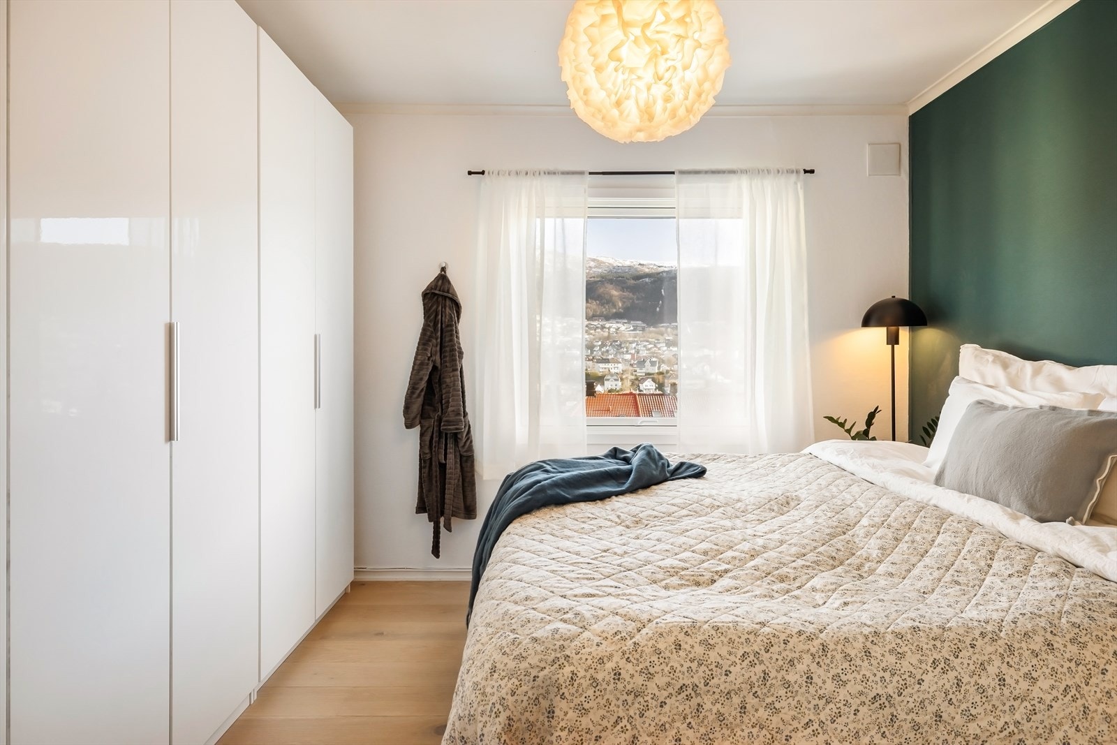 Romslig soverom på 11 kvm med plass til dobbeltseng og stort garderobeskap. Galleribilde