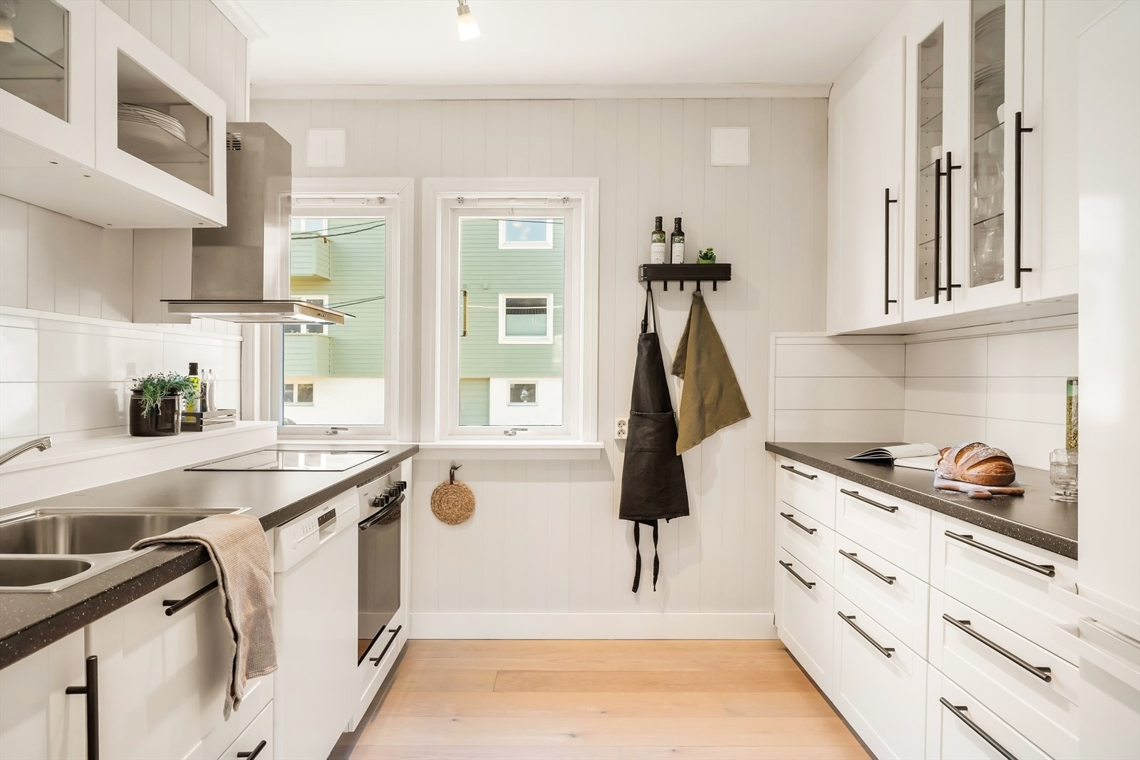 Separat kjøkken med inngang fra gang. IKEA kjøkkeninnredning med profilerte fronter og benkeplate av laminat. Galleribilde