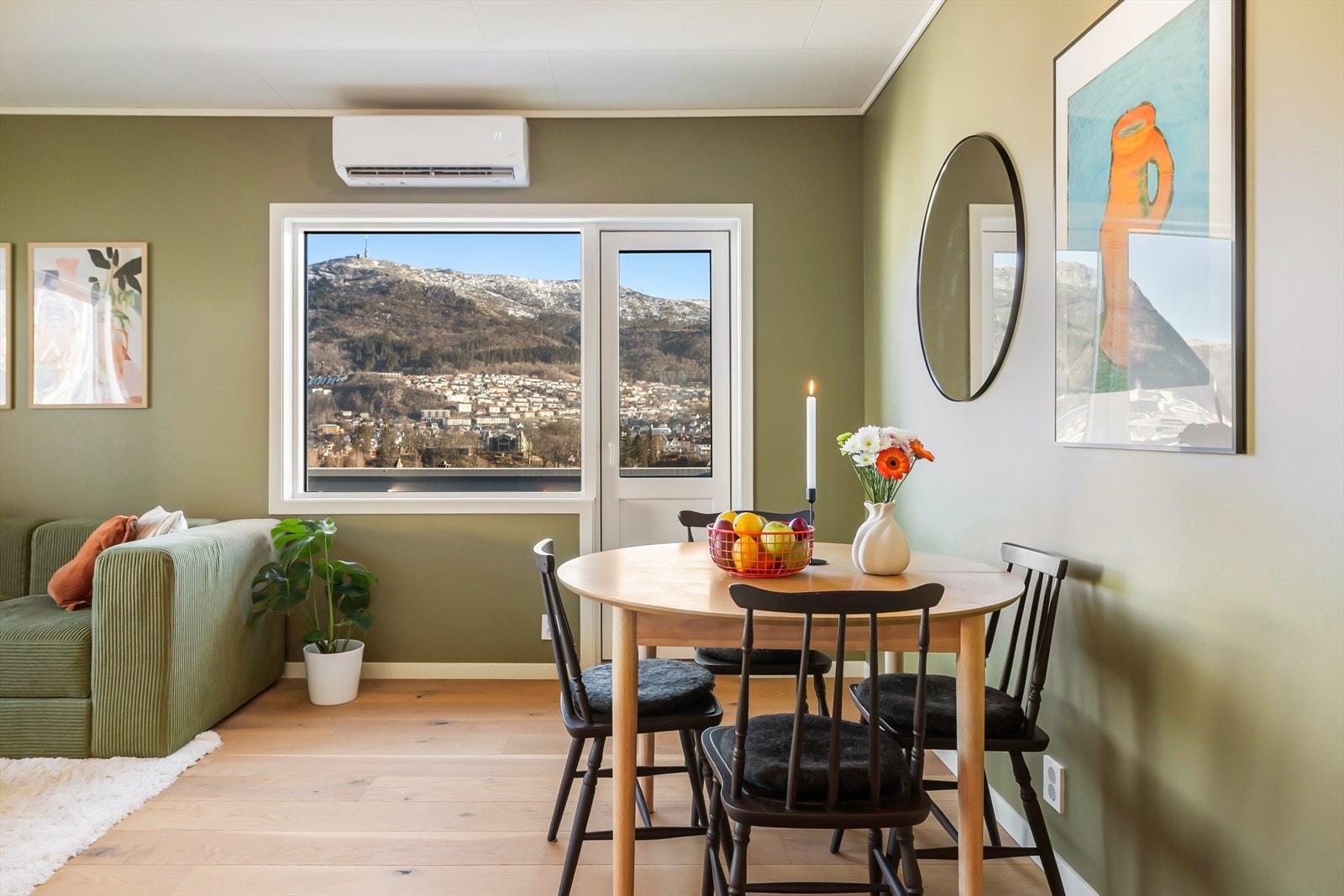 Romslig stue på 18kvm med 1-stavs parkett og varmepumpe fra 2025. Galleribilde