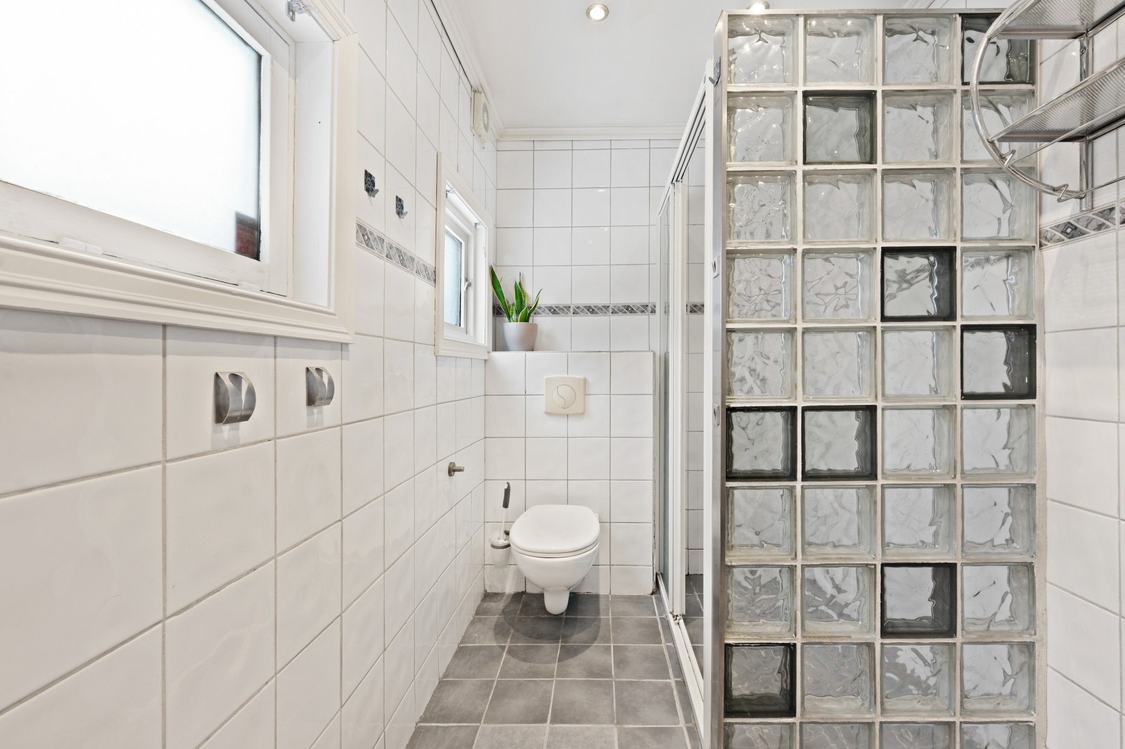 Flislagt bad med vegghengt toalett Galleribilde